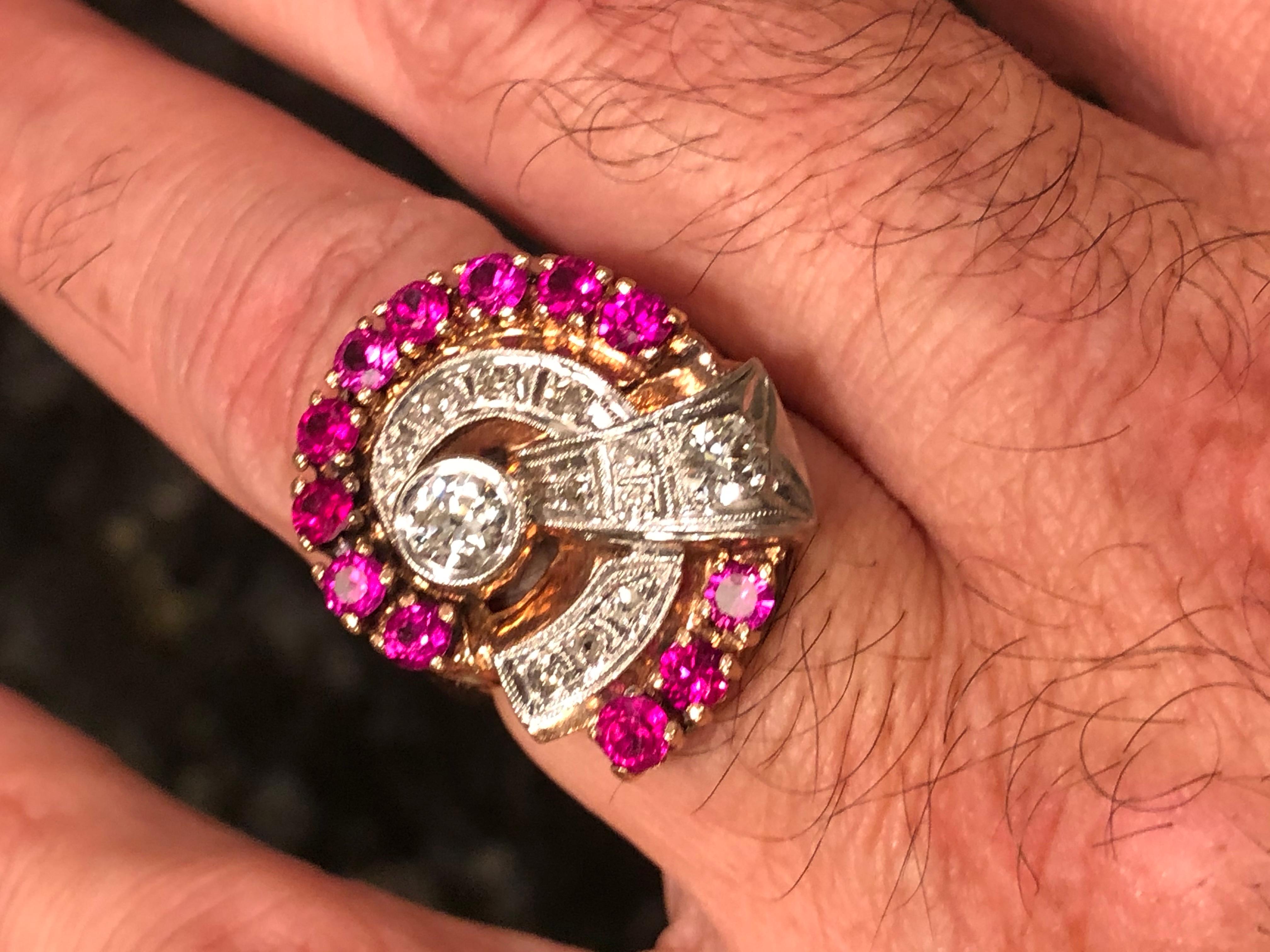 Bague cocktail en or jaune 14 carats avec diamants et rubis à motif tourbillonnant Unisexe en vente