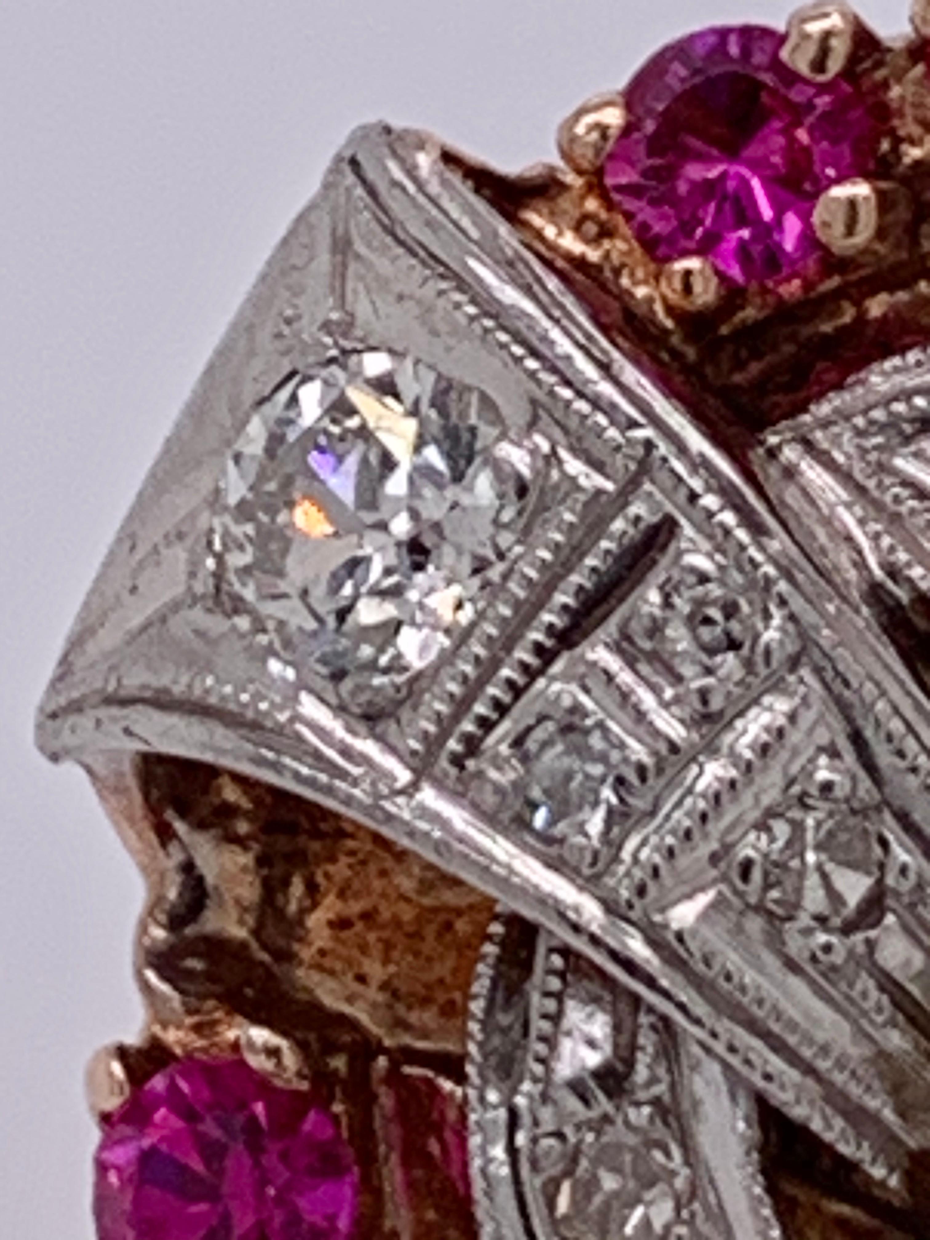 Bague cocktail en or jaune 14 carats avec diamants et rubis à motif tourbillonnant en vente 1