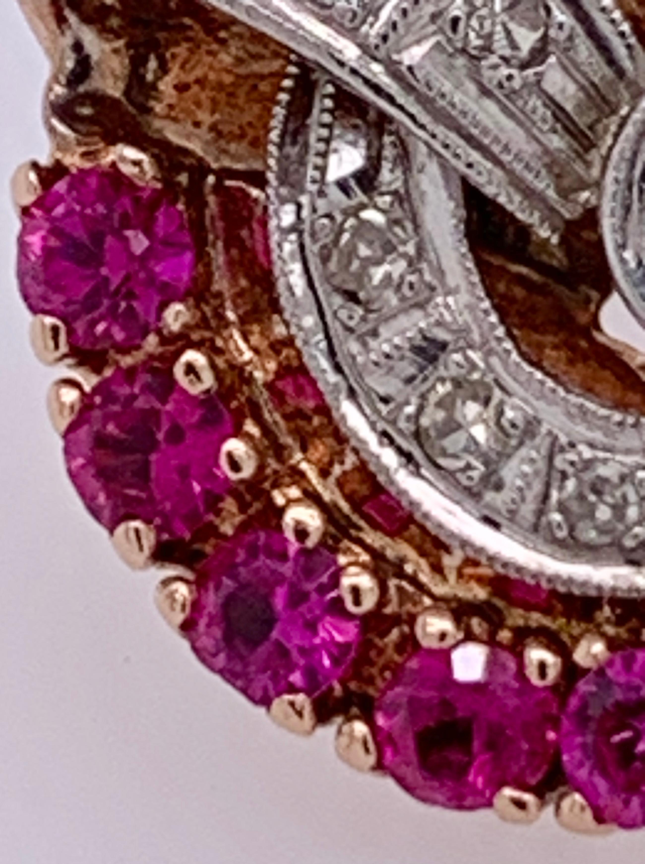 Bague cocktail en or jaune 14 carats avec diamants et rubis à motif tourbillonnant en vente 2