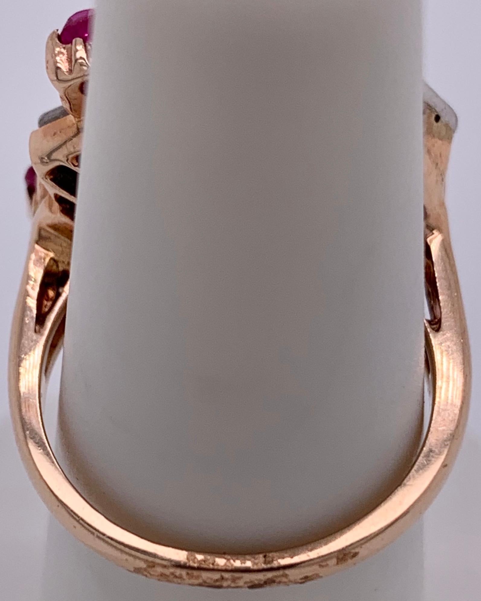 Bague cocktail en or jaune 14 carats avec diamants et rubis à motif tourbillonnant en vente 3