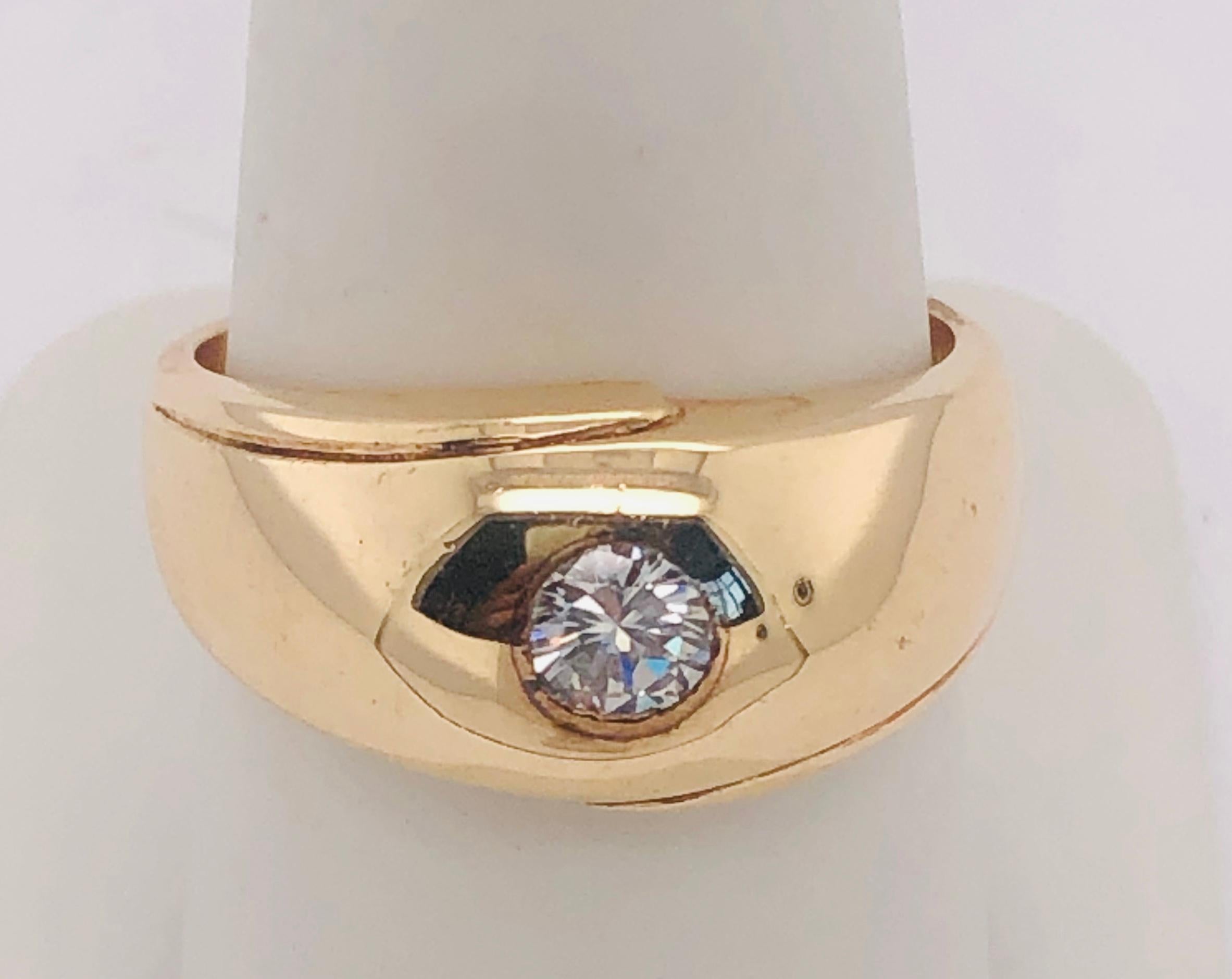 Round Cut 14 Karat Yellow Gold Contemporary Ring with Diamond 0.33 Total Diamond Weight For Sale