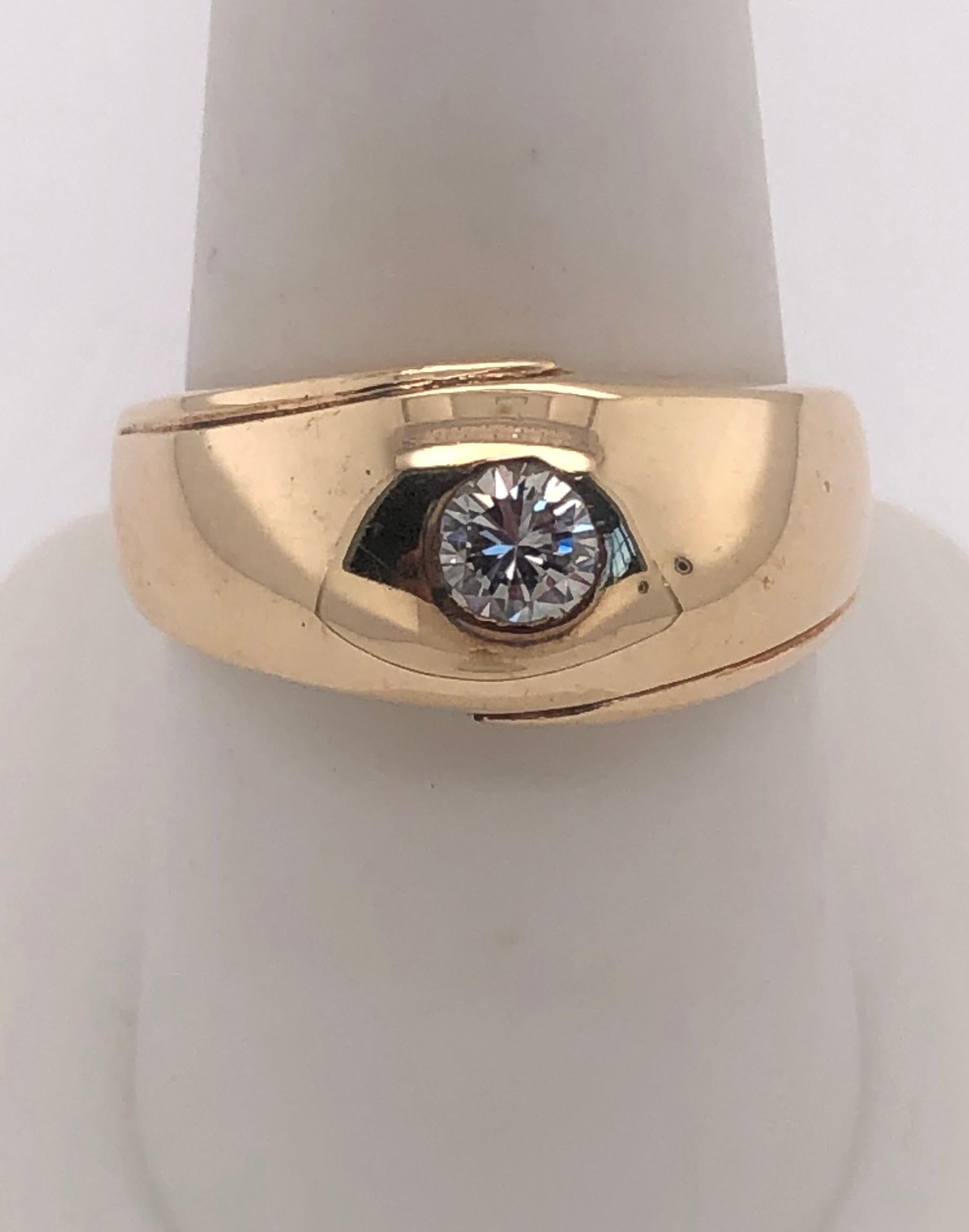 14 Karat Yellow Gold Contemporary Ring with Diamond 0.33 Total Diamond Weight In Good Condition For Sale In Manhasset, NY