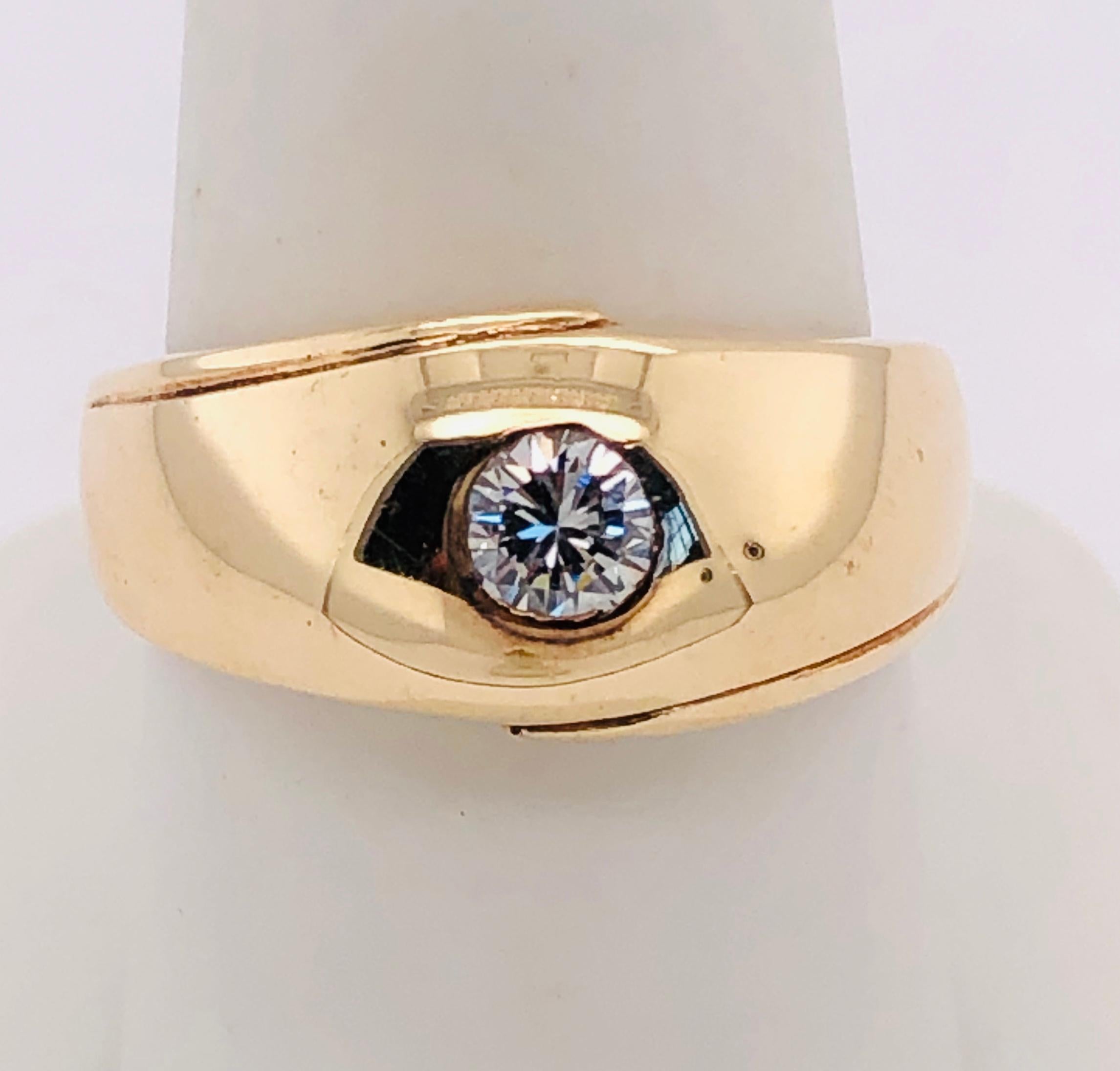 14 Karat Yellow Gold Contemporary Ring with Diamond 0.33 Total Diamond Weight For Sale 1