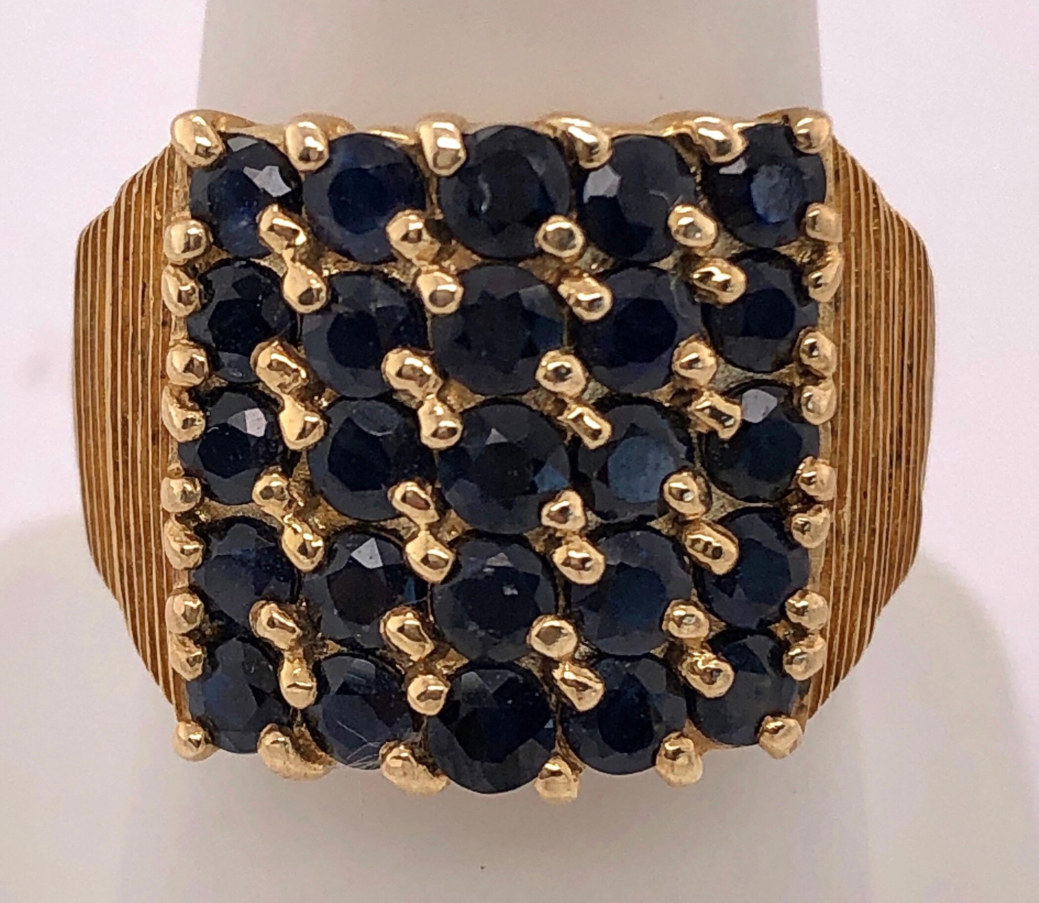 Taille ronde Bague contemporaine en or jaune 14 carats avec grappe de saphirs en vente