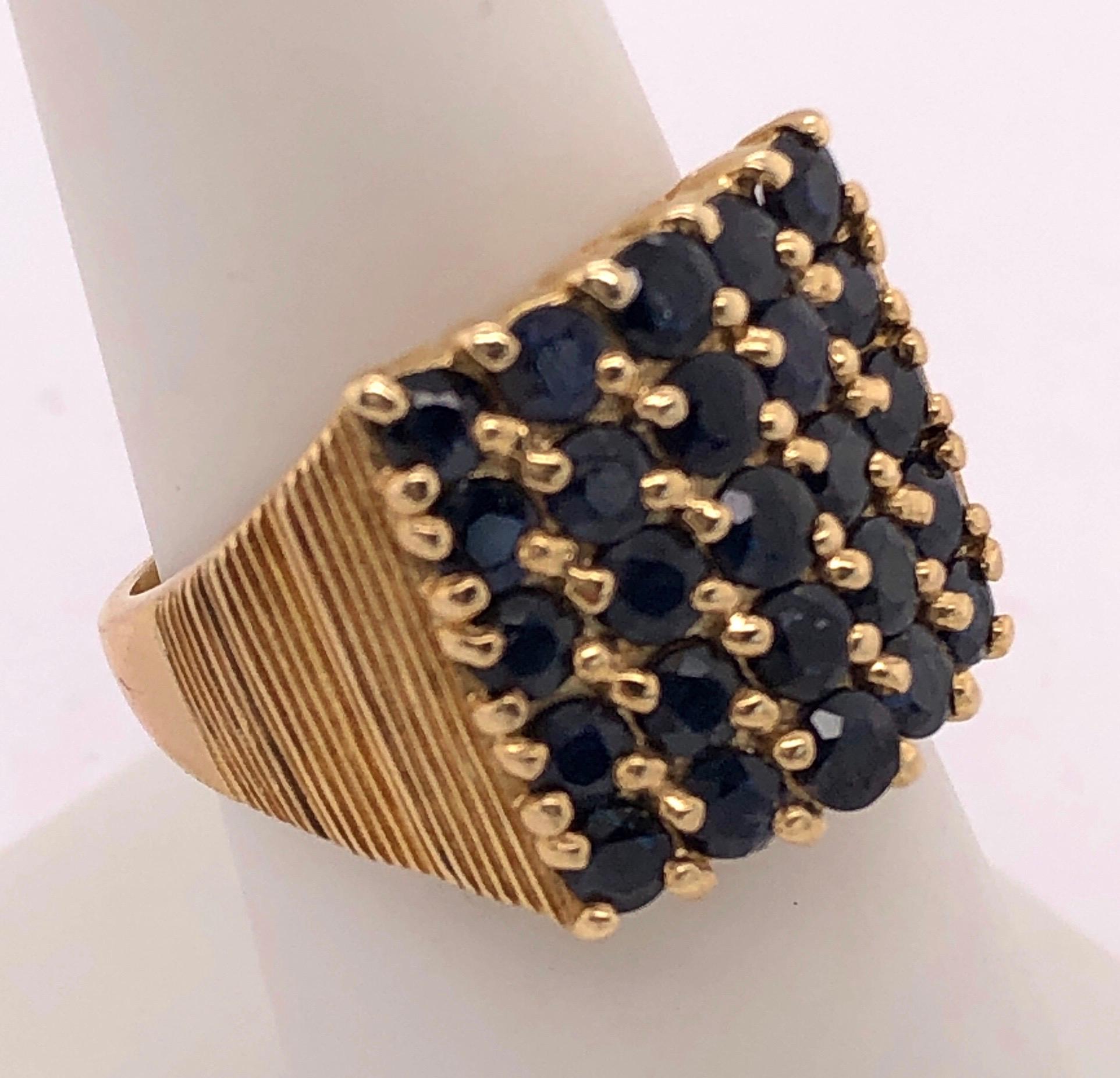 Bague contemporaine en or jaune 14 carats avec grappe de saphirs Unisexe en vente