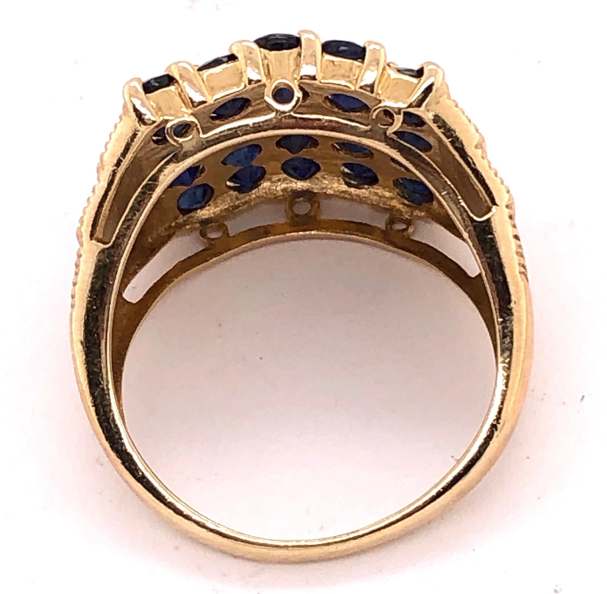 Bague contemporaine en or jaune 14 carats avec grappe de saphirs en vente 1