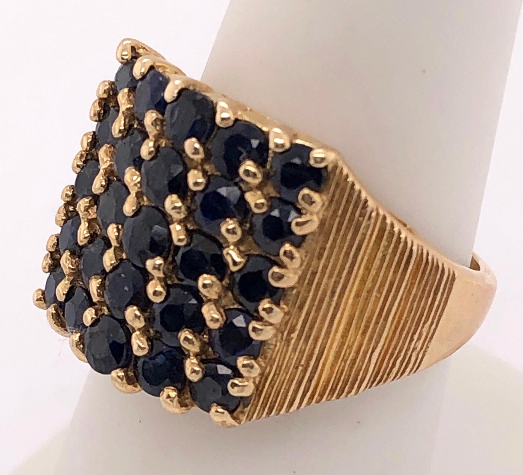 Bague contemporaine en or jaune 14 carats avec grappe de saphirs en vente 2