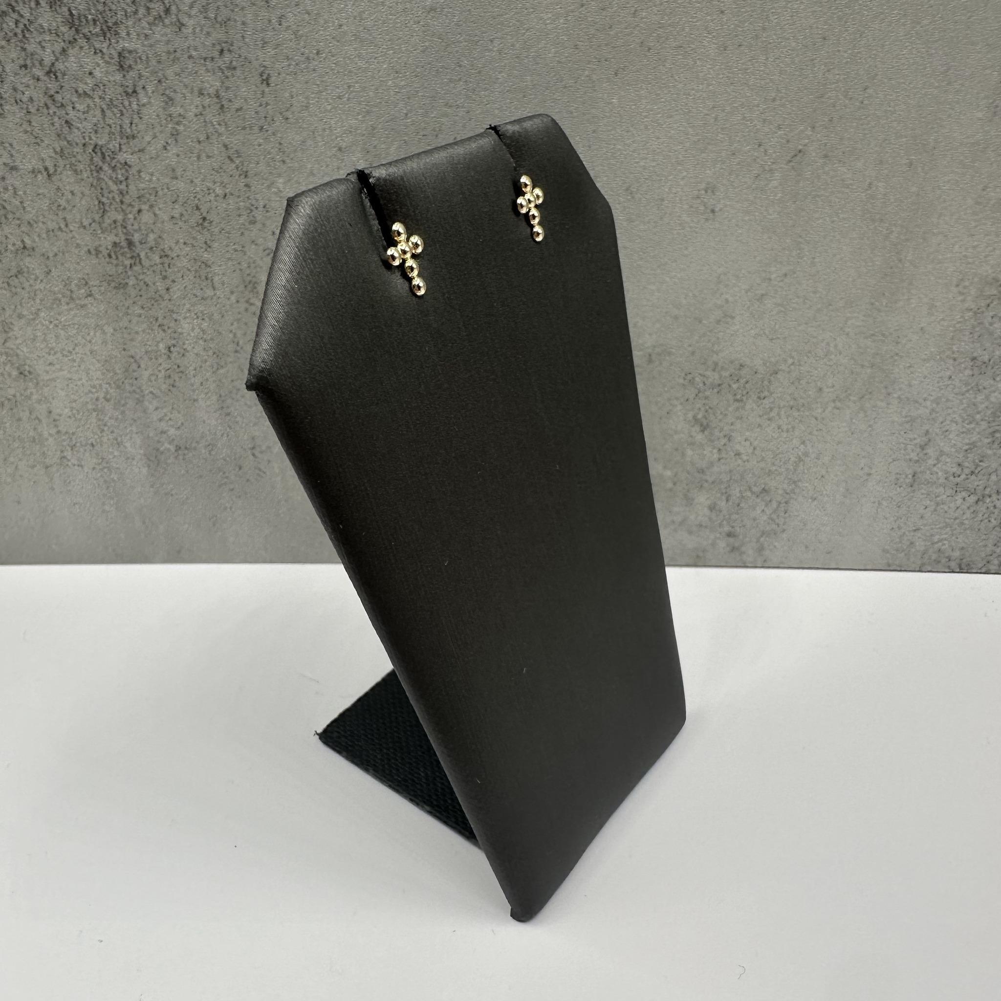 Questi adorabili orecchini a croce in oro giallo 14 carati sono stati progettati appositamente per i bambini, con una classica finitura lucida e un retro con filettatura sicura per garantire comfort e sicurezza. Leggeri, con soli 0,23 grammi, sono