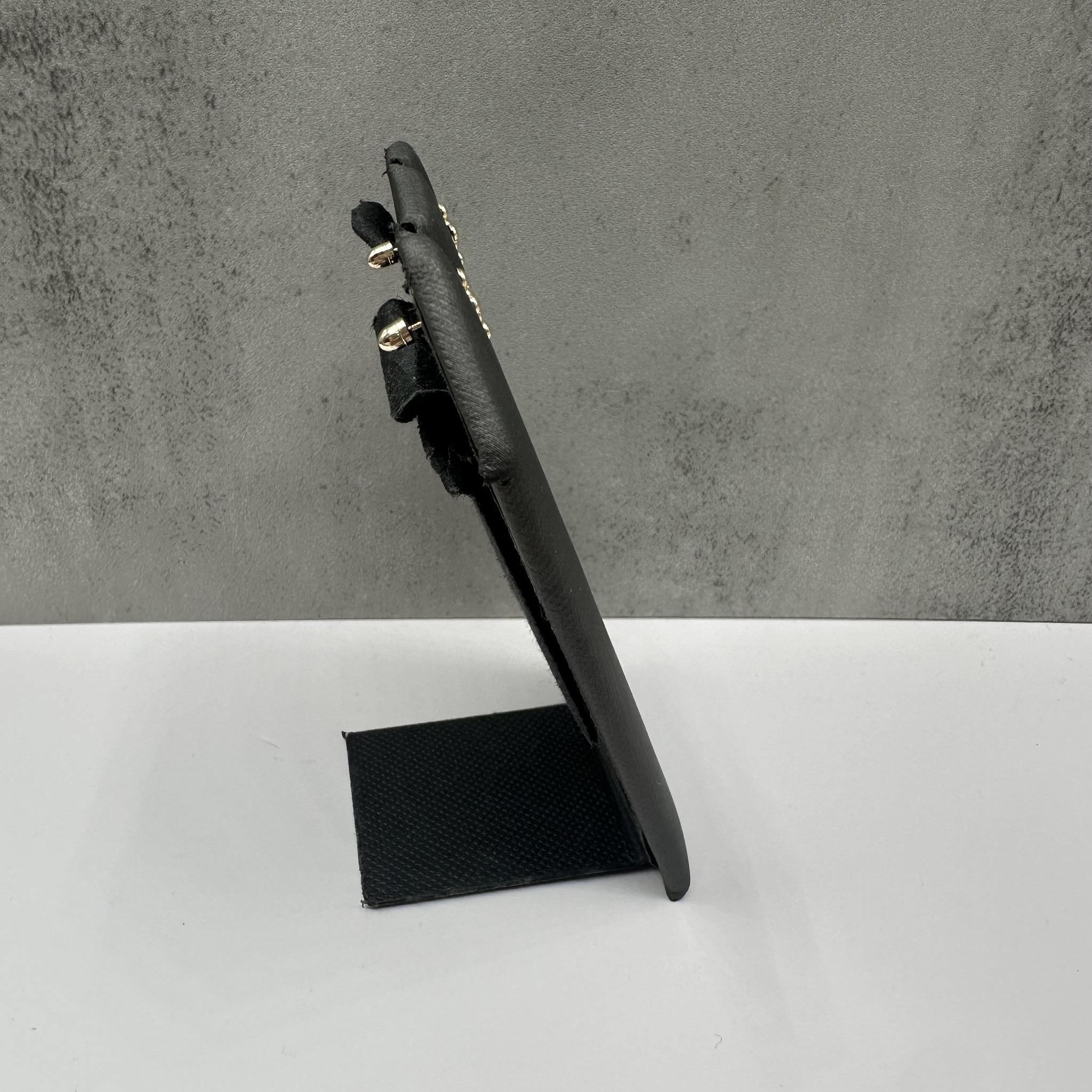 Orecchini a forma di croce in oro giallo 14kt per bambini - Dorso filettato, 0,23g, nuovi In condizioni Nuovo in vendita a West Hempstead, NY