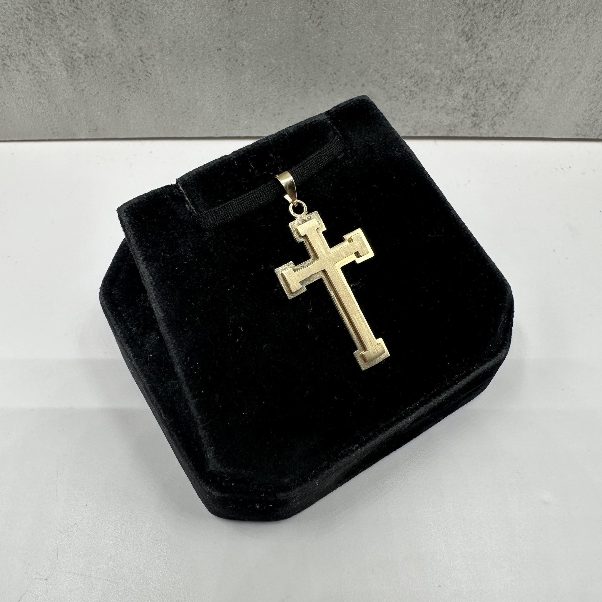 Cet élégant pendentif croix en or jaune 14kt présente une finition brossée/matte qui lui confère un aspect élégant et moderne. Pesant 2.6 grammes, il est solide et durable, parfait pour un usage quotidien. L'anse s'adapte à une petite chaîne, ce qui