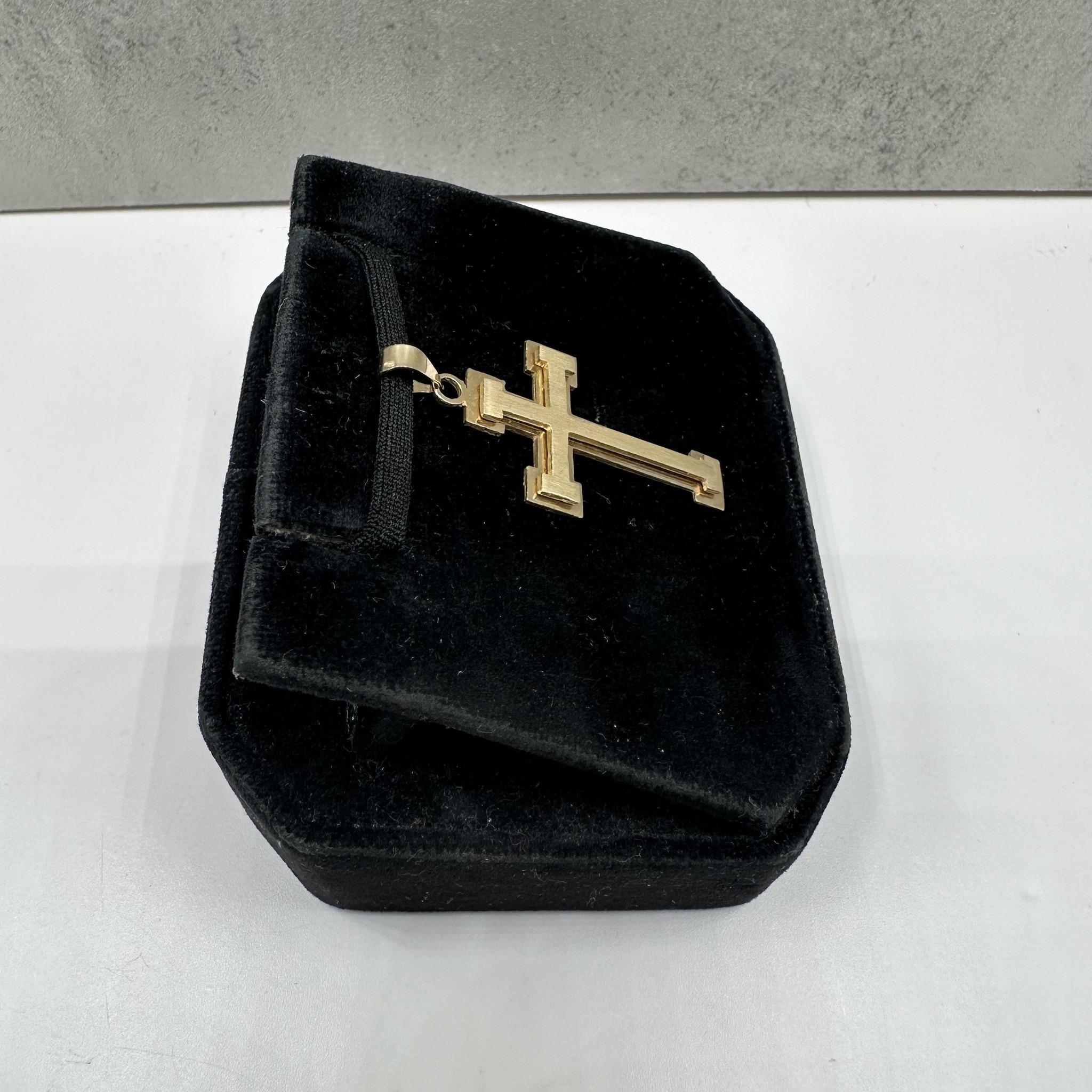 Moderne Pendentif croix en or jaune 14kt - 2.6g, finition mate, solide, convient à une petite chaîne en vente