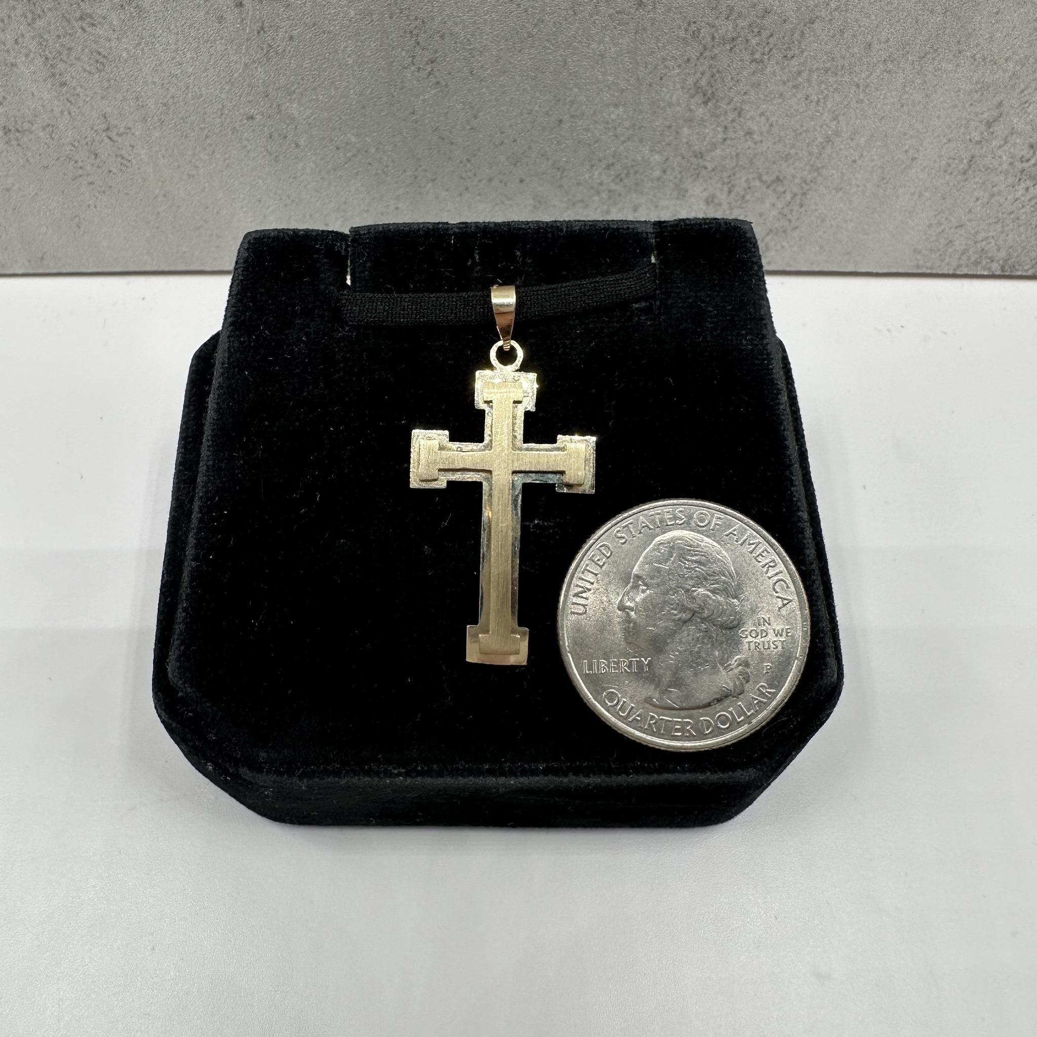 Pendentif croix en or jaune 14kt - 2.6g, finition mate, solide, convient à une petite chaîne Neuf - En vente à West Hempstead, NY