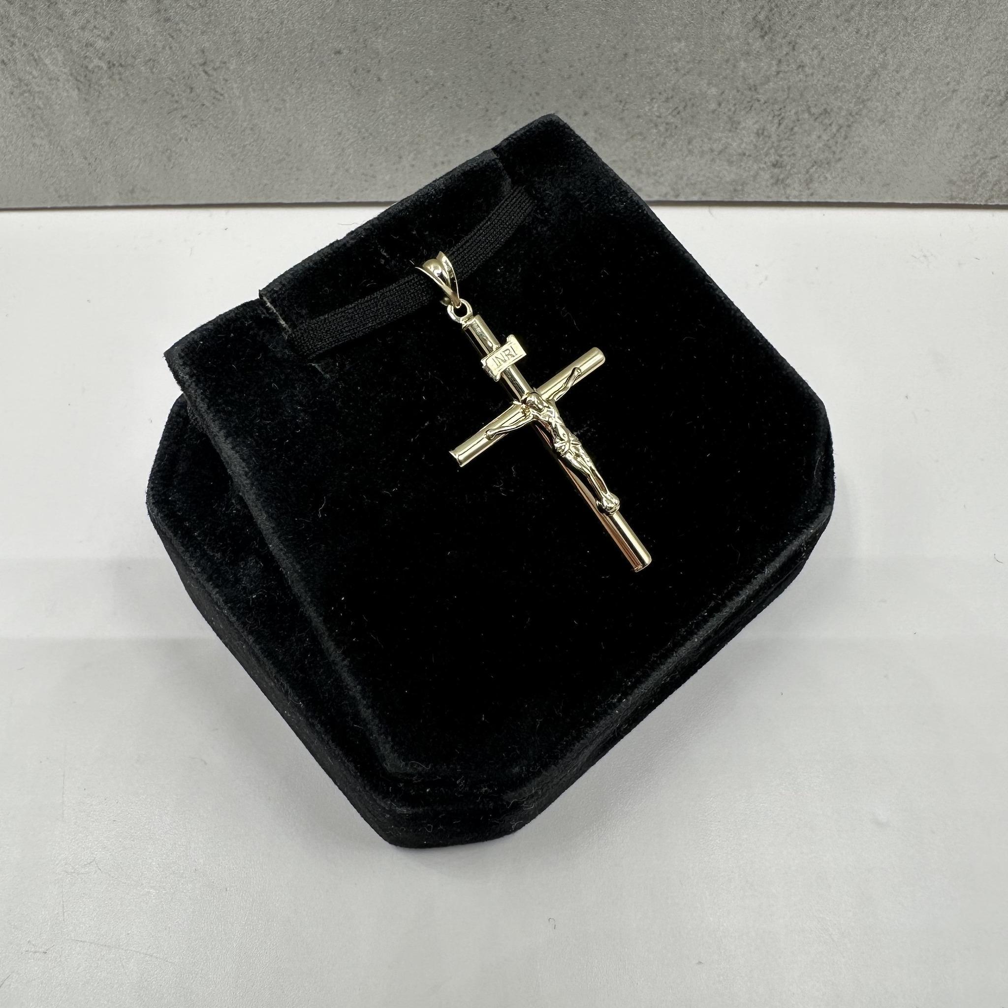 Dieser Kruzifix-Anhänger aus 14-karätigem Gelbgold verfügt über ein hohles Design, das leicht und dennoch haltbar ist. Mit einem Gewicht von nur 1,4 Gramm ist er perfekt für das tägliche Tragen geeignet. Der Bügel ist so konzipiert, dass er an eine