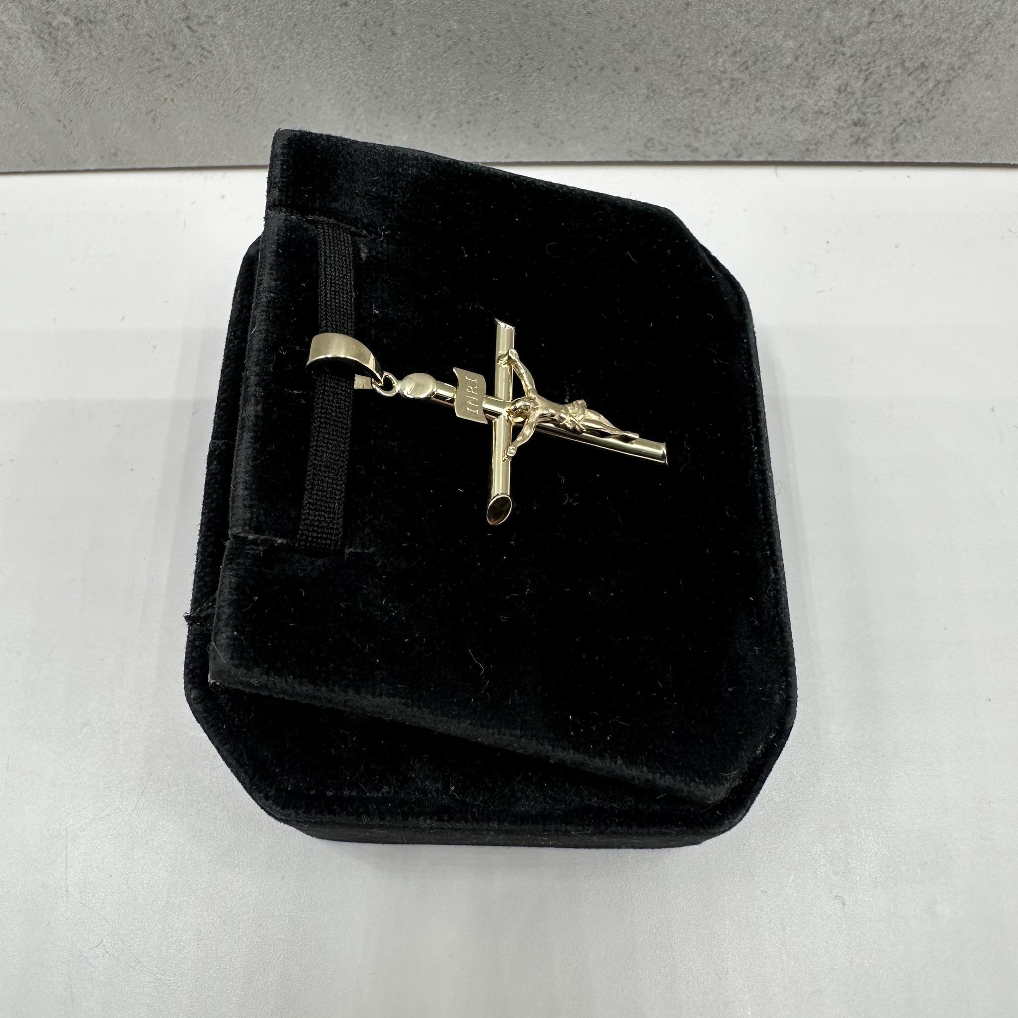 Pendentif Crucifix en or jaune 14kt - 1.5g, creux, convient à une petite chaîne, New Neuf - En vente à West Hempstead, NY