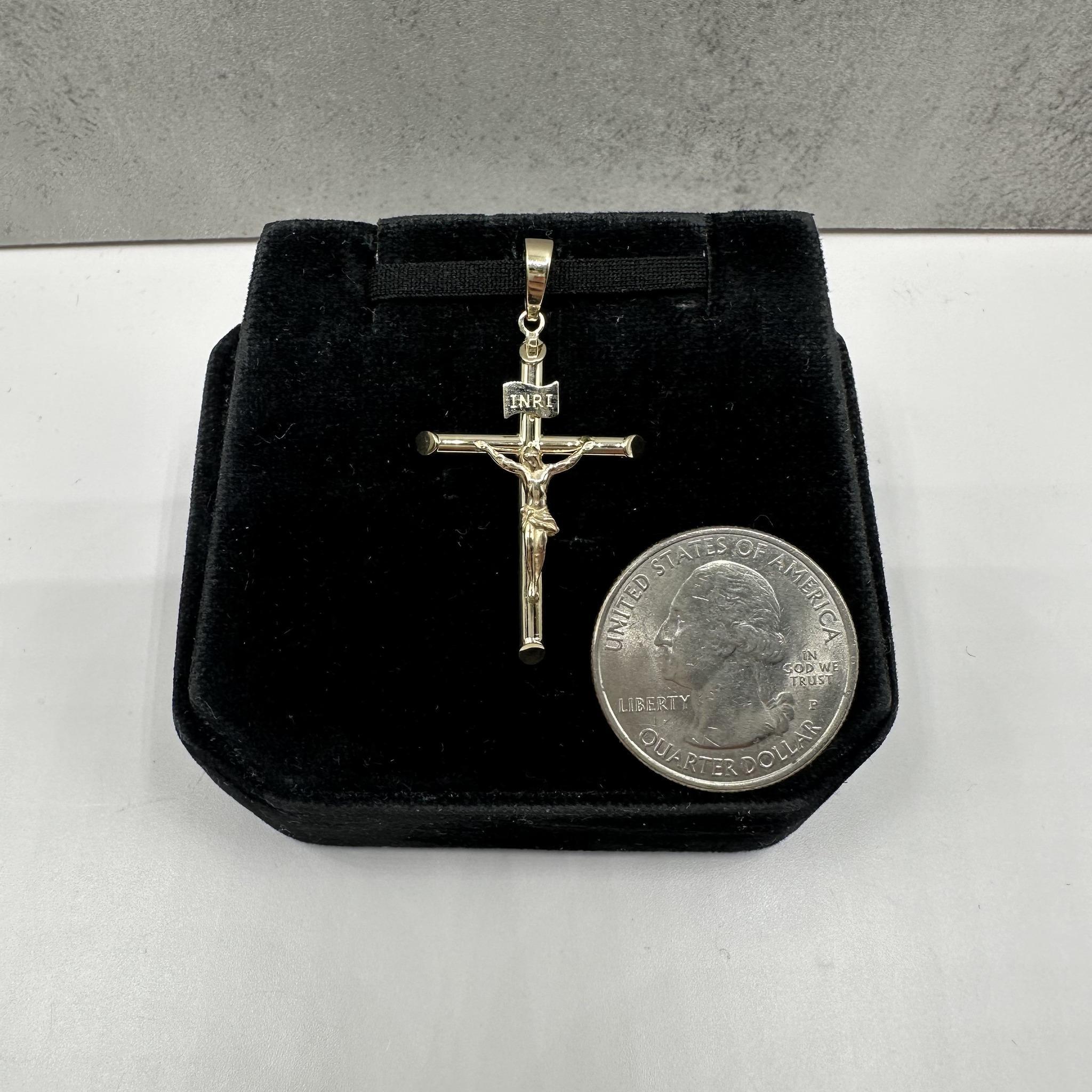 Pendentif Crucifix en or jaune 14kt - 1.5g, creux, convient à une petite chaîne, New Unisexe en vente