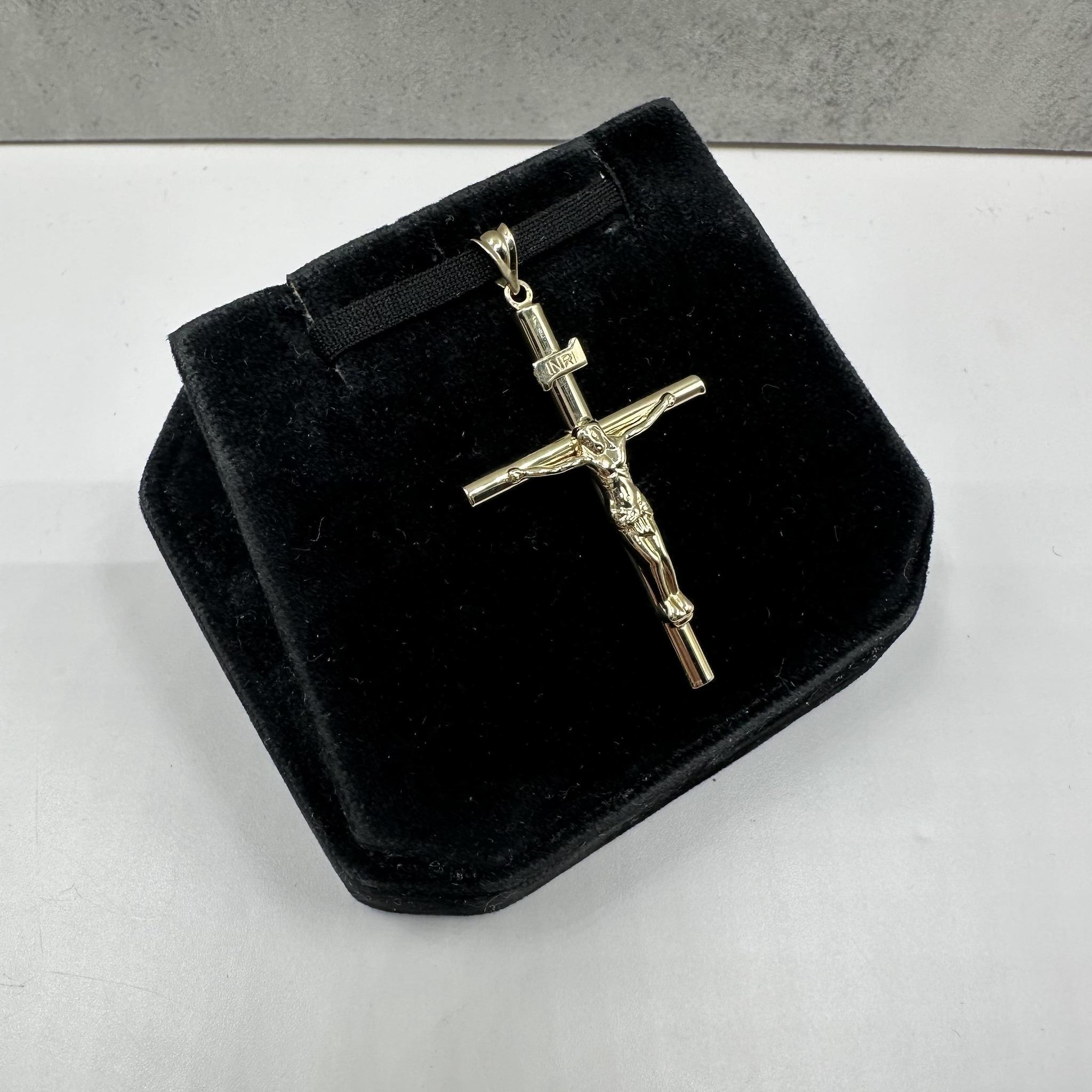 Dieser 14kt Gelbgold Kruzifix Anhänger verfügt über ein hohles Design für ein leichtes, angenehmes Tragegefühl. Mit einem Gewicht von nur 1,6 Gramm ist er perfekt für den täglichen Gebrauch. Der Bügel passt an eine kleine Kette und verleiht Ihrem