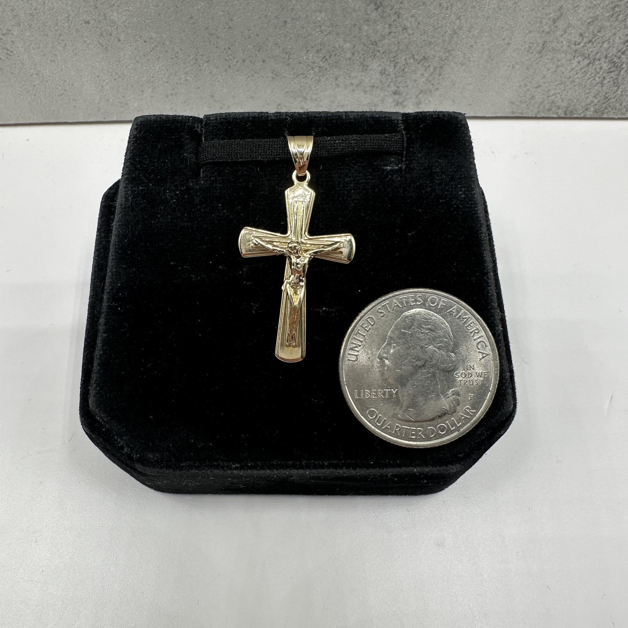 Pendentif Crucifix en or jaune 14kt - 1.9g, dos massif, convient à une petite chaîne, New Unisexe en vente
