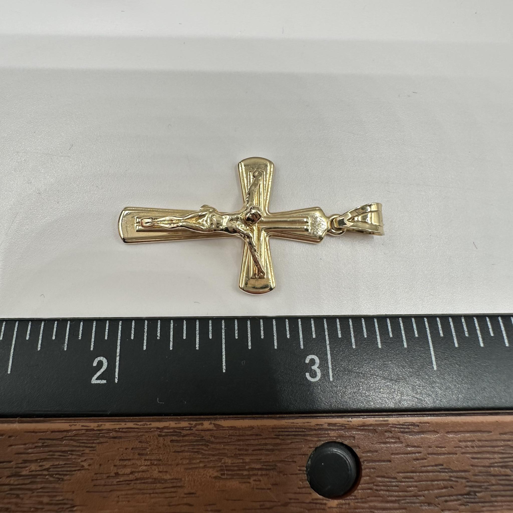 Pendentif Crucifix en or jaune 14kt - 1.9g, dos massif, convient à une petite chaîne, New en vente 1