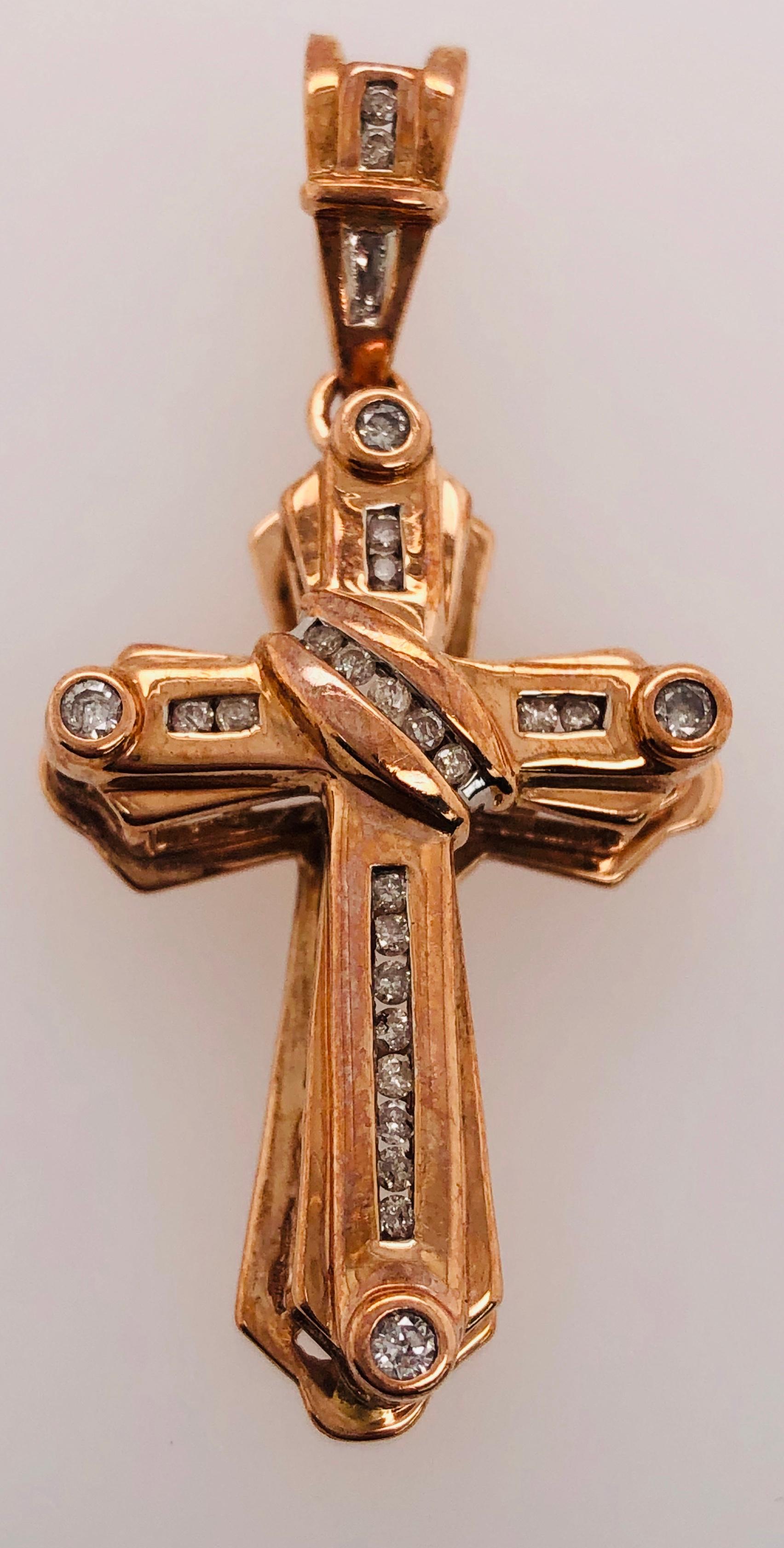 14 Karat Gelbgold Crucifix Kreuz Anhänger mit .50 Gesamtgewicht Diamanten (Rundschliff) im Angebot