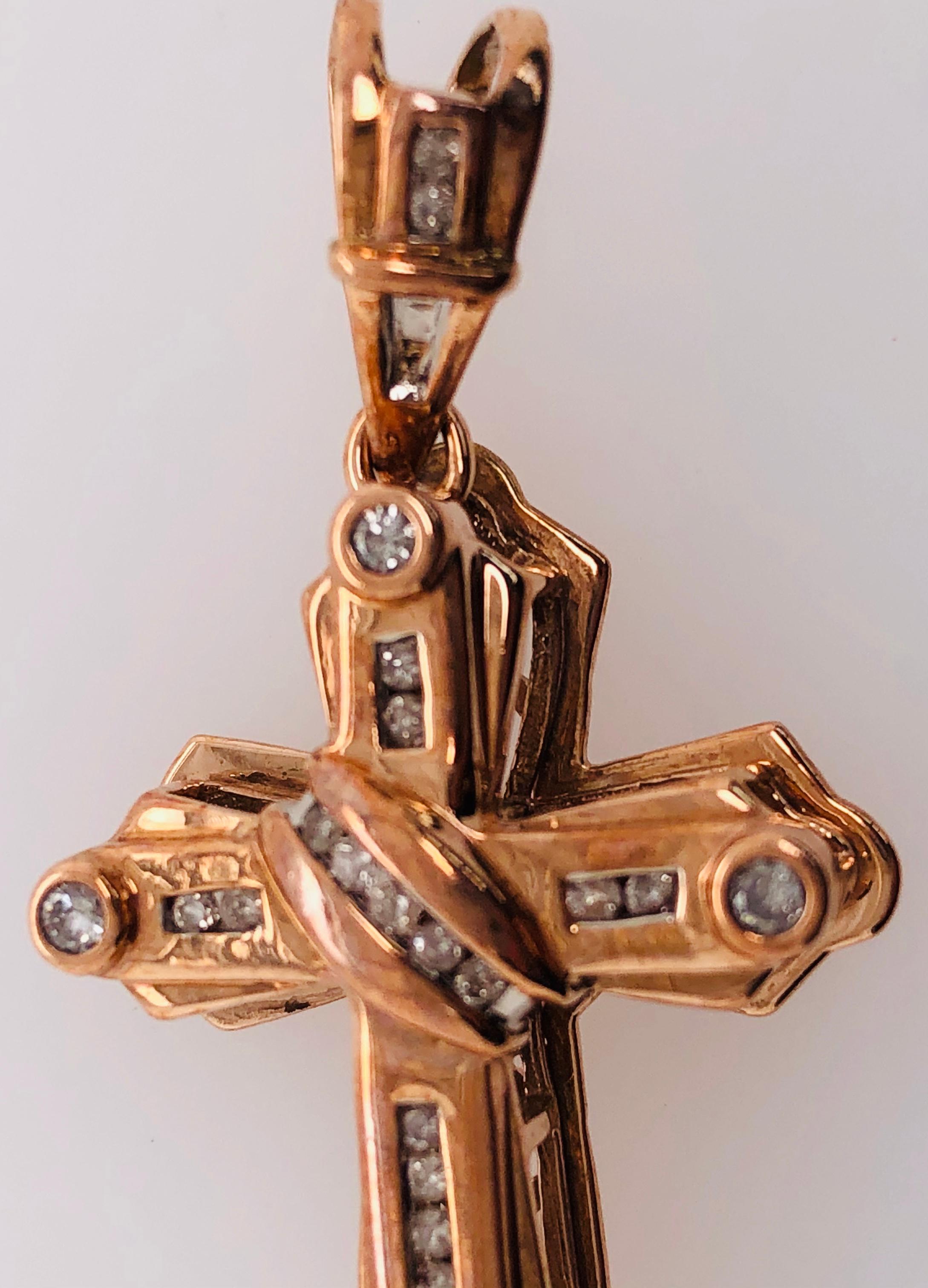 Pendentif croix crucifix en or jaune 14 carats avec poids total de 0,50 carat de diamants en vente 3