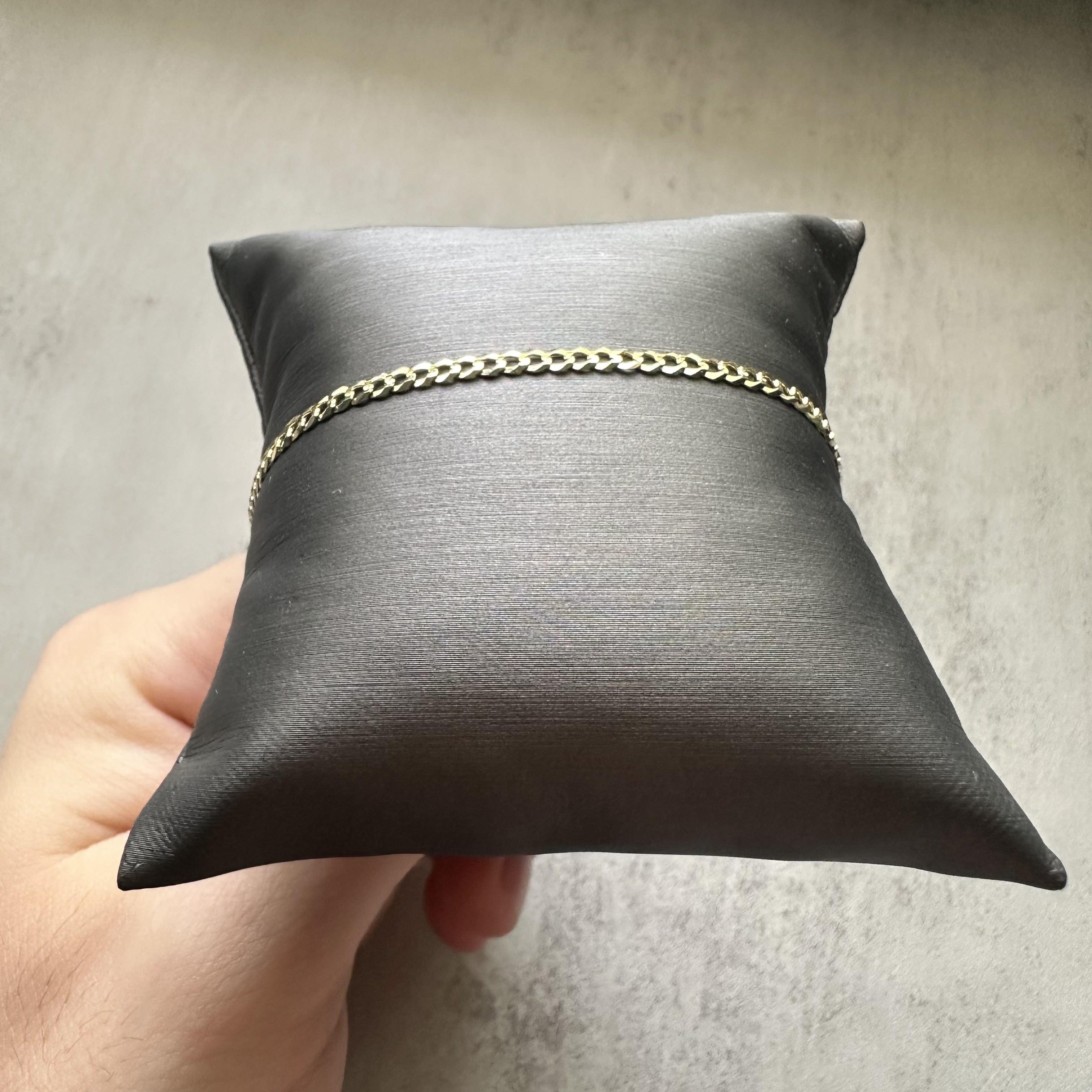 Erweitern Sie Ihre Schmucksammlung mit diesem exquisiten Armband aus 14-karätigem Gelbgold mit Kante. Dieses Armband verbindet zeitlose Schönheit mit moderner Eleganz, perfekt für jeden Anlass.
Handwerkskunst und Qualität: Dieses fachmännisch