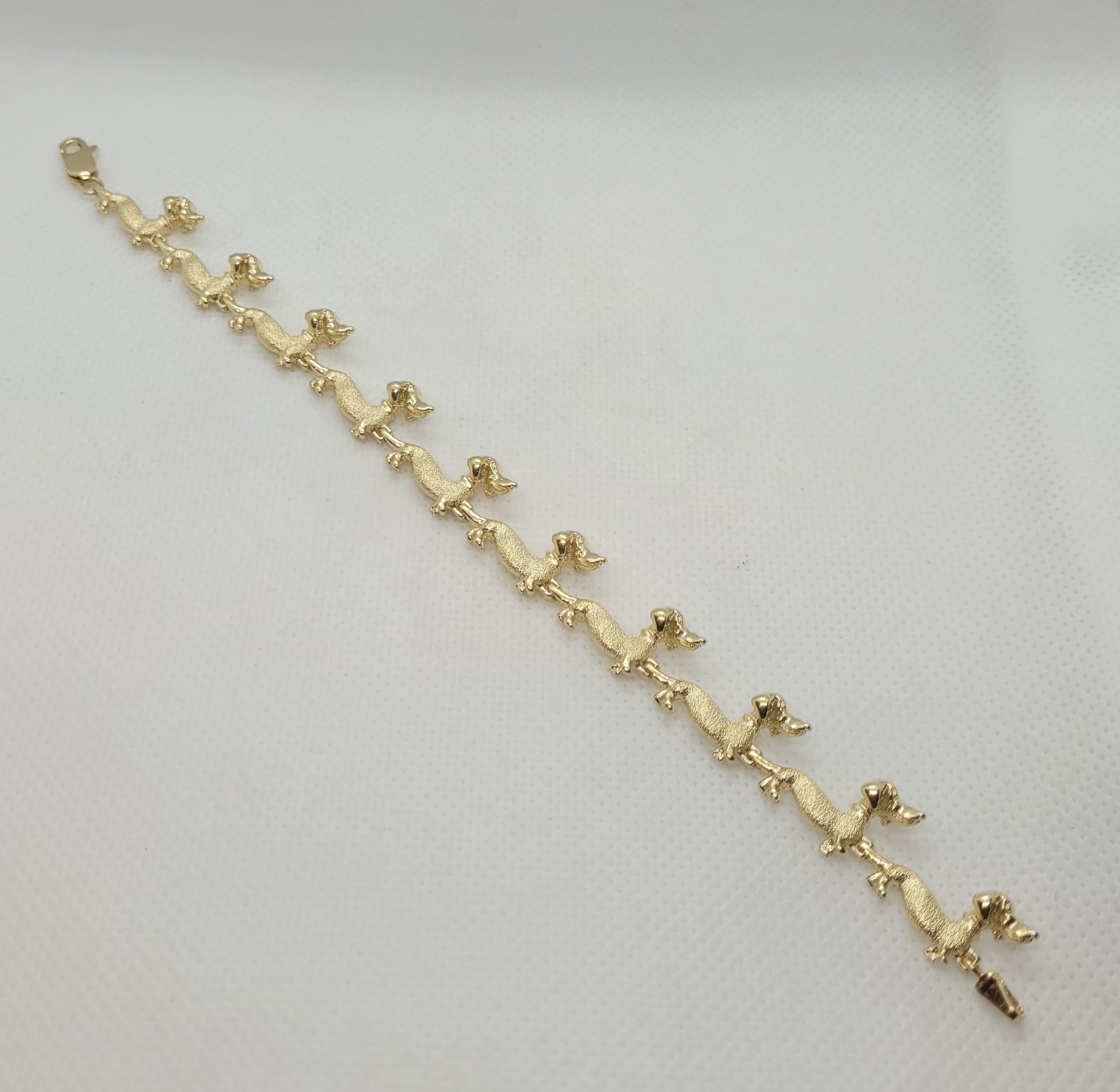 Einzigartige 14kt Gelbgold Dackel Hund Link Armband, das 7 Zoll in der Länge ist, 11m breit, 4mm dick, und wiegt 13 Gramm. Das Armband hat einen satinierten Akzent, wird mit einem Karabinerverschluss geschlossen und ist mit 14kt gestempelt. Dieses