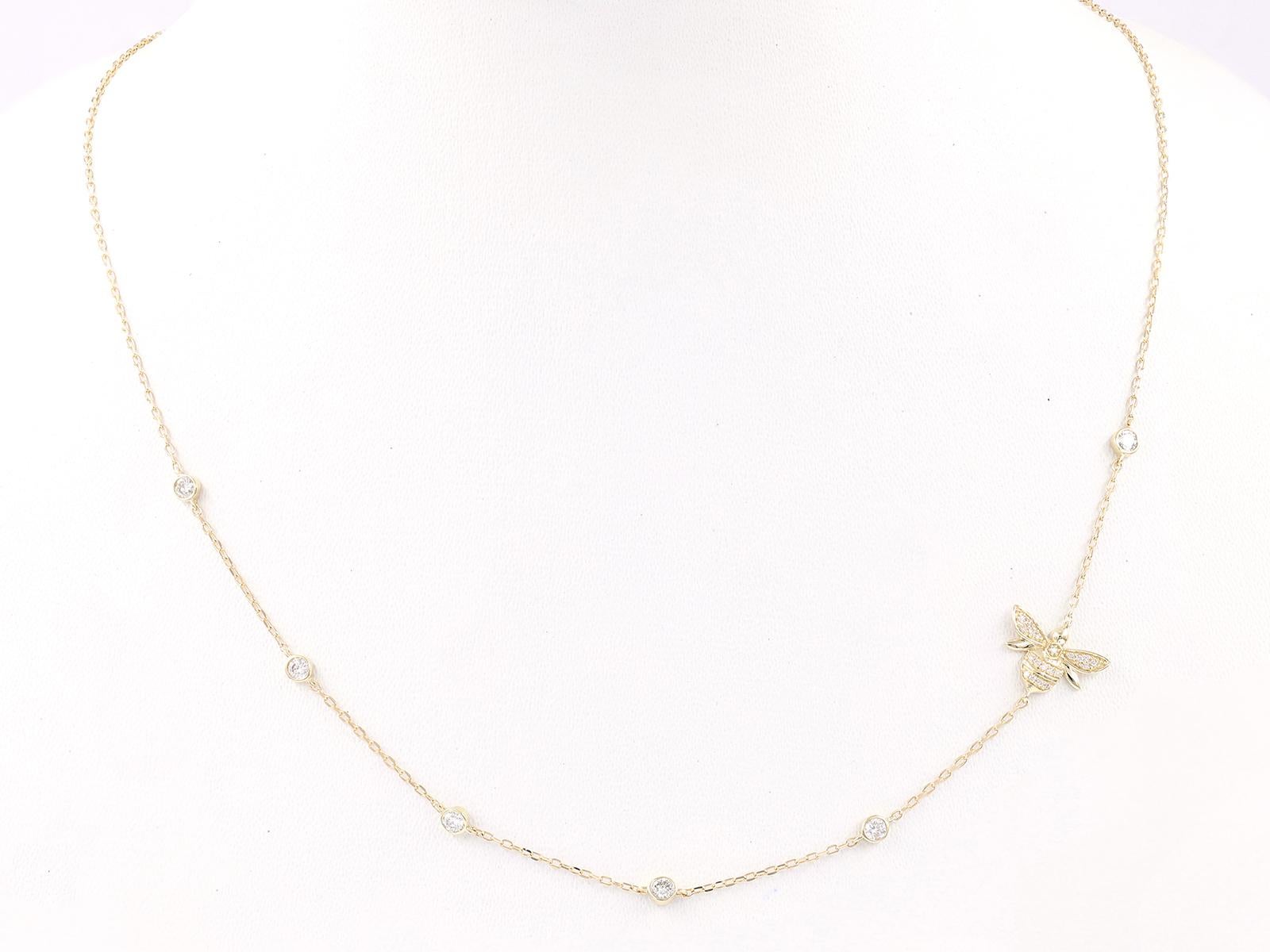 Una catena fine e dorata con un piccolo ciondolo a farfalla dai dettagli intricati, ornato da scintillanti accenti di cristallo o zirconia cubica (CZ), spesso incastonati in stile pavé. L'estetica delicata e minimalista la rende versatile per essere