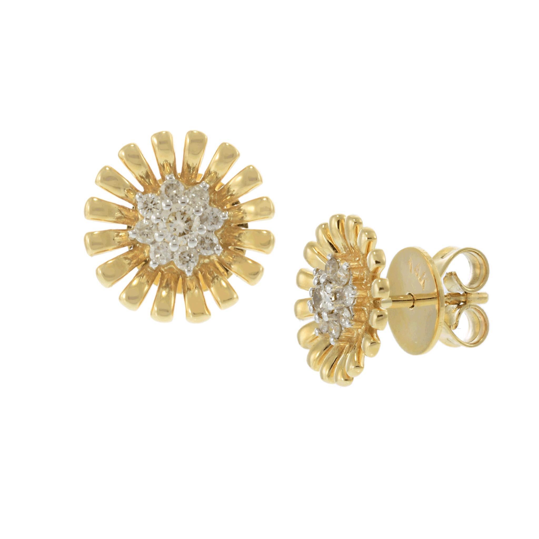 Scopri l'eleganza di questi orecchini di diamanti a fiore Daisy.

Con 0.4 carati di diamanti bianchi rotondi, questi orecchini irradiano brillantezza.

I diamanti, di colore G e purezza SI1, sono incastonati alla perfezione.

Realizzati in oro