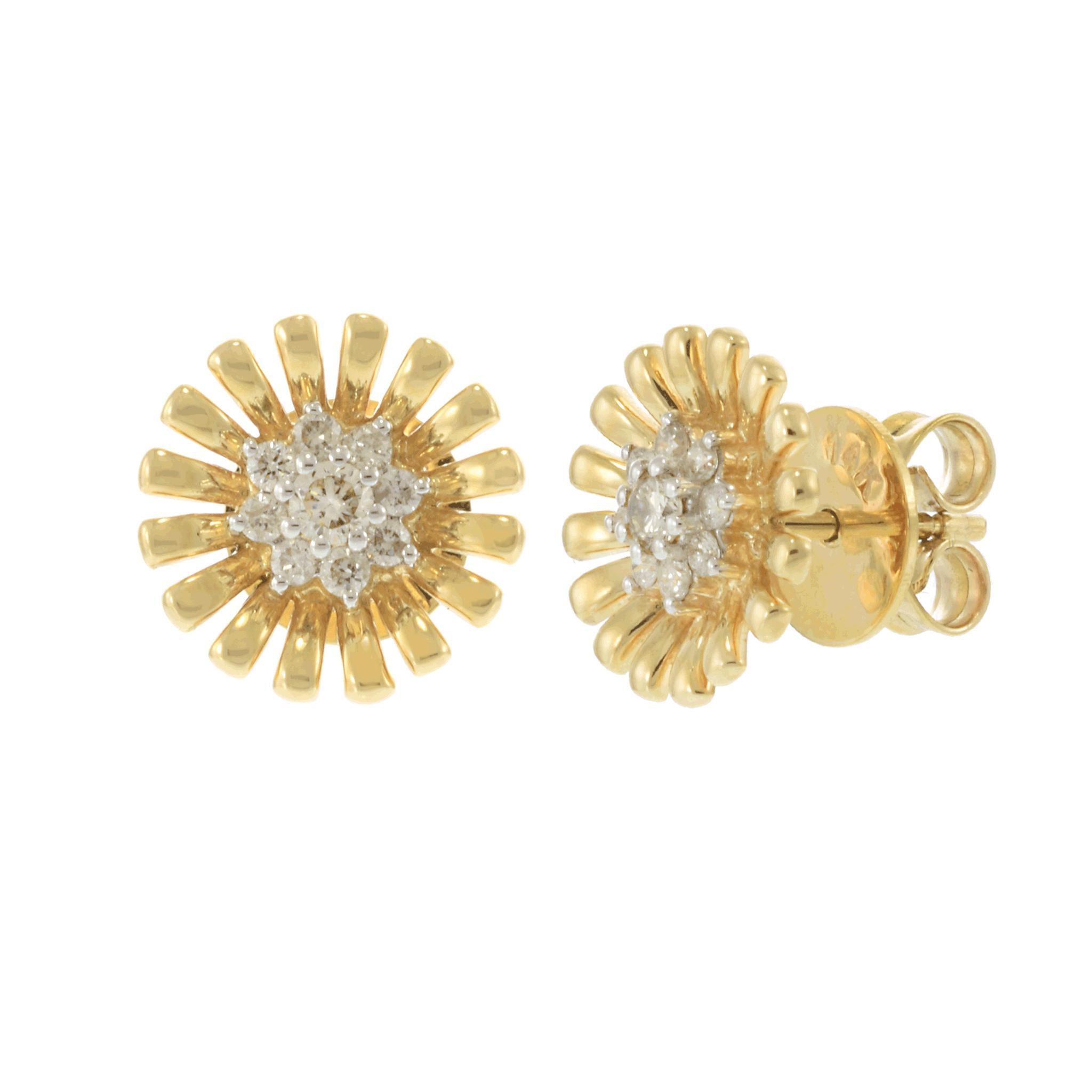 Taglio rotondo Orecchini in oro giallo 14KT con diamanti a margherita in vendita