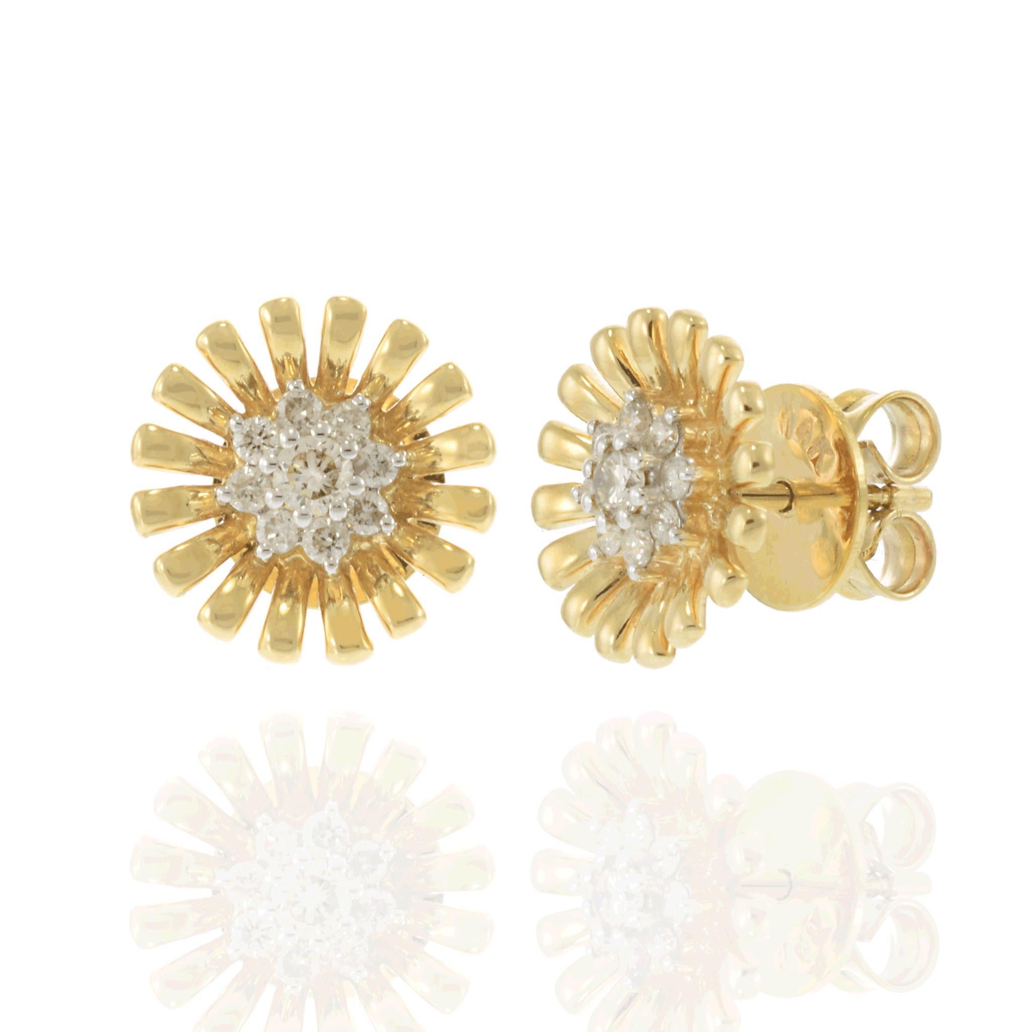 Orecchini in oro giallo 14KT con diamanti a margherita In condizioni Nuovo in vendita a New York, NY