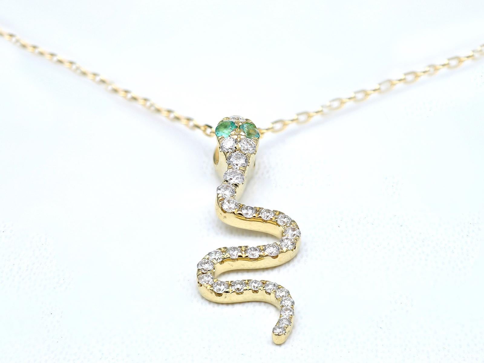 Contemporain Collier pendentif serpent en or jaune 14KT avec diamants et émeraudes en vente
