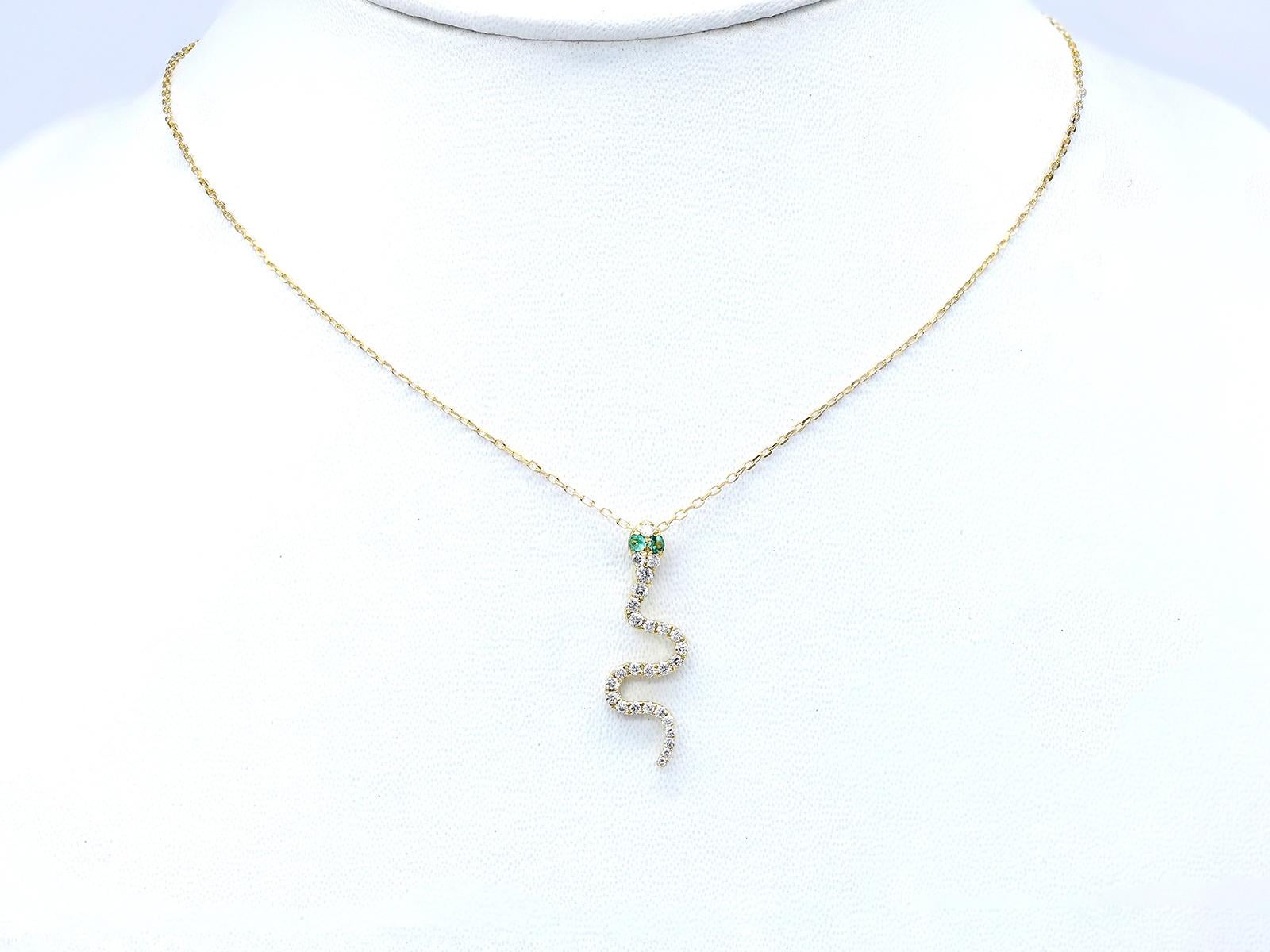 Taille brillant Collier pendentif serpent en or jaune 14KT avec diamants et émeraudes en vente