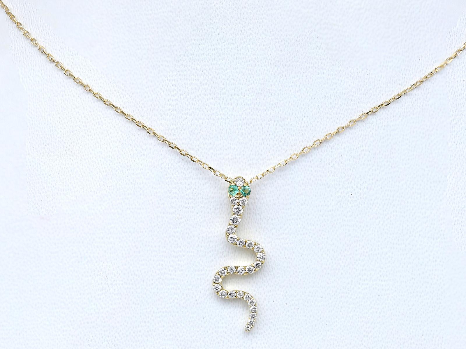 Collier pendentif serpent en or jaune 14KT avec diamants et émeraudes Neuf - En vente à Antwerp, BE