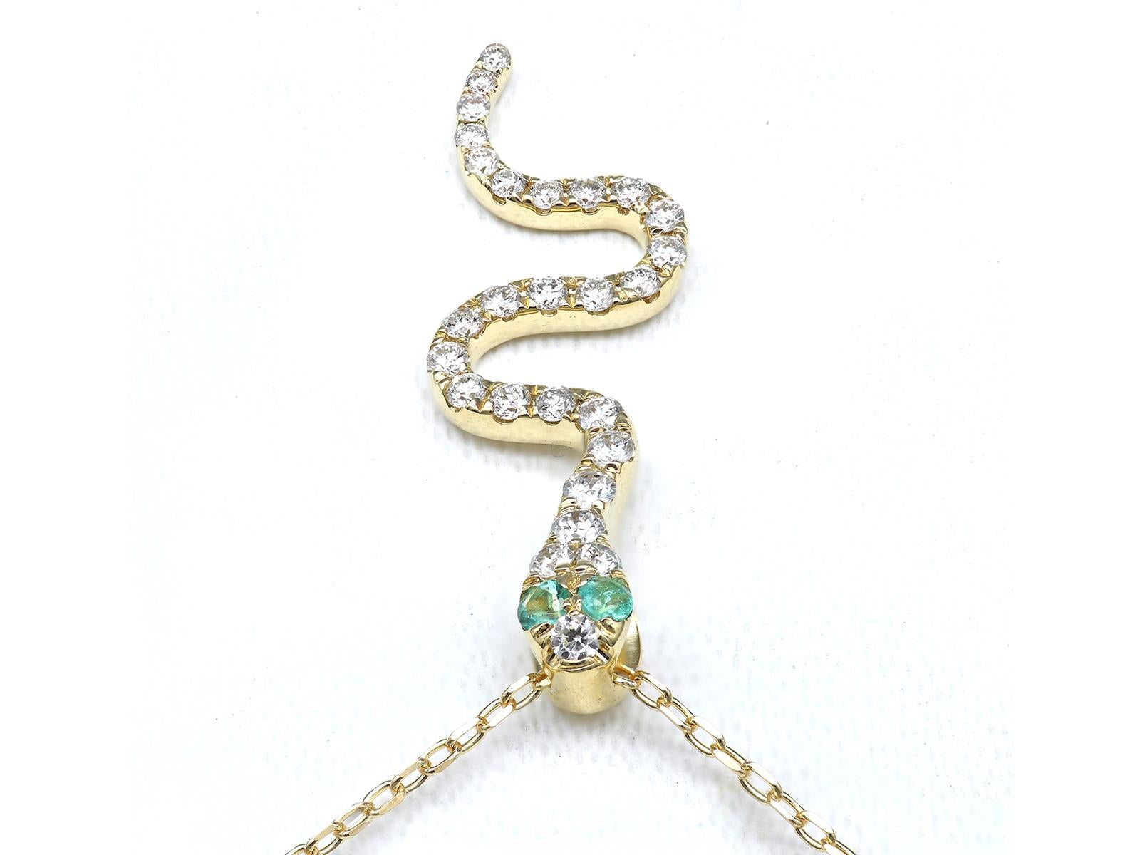 Collier pendentif serpent en or jaune 14KT avec diamants et émeraudes Pour femmes en vente