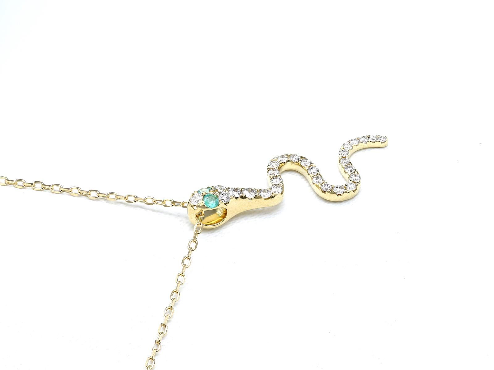 Collier pendentif serpent en or jaune 14KT avec diamants et émeraudes en vente 1