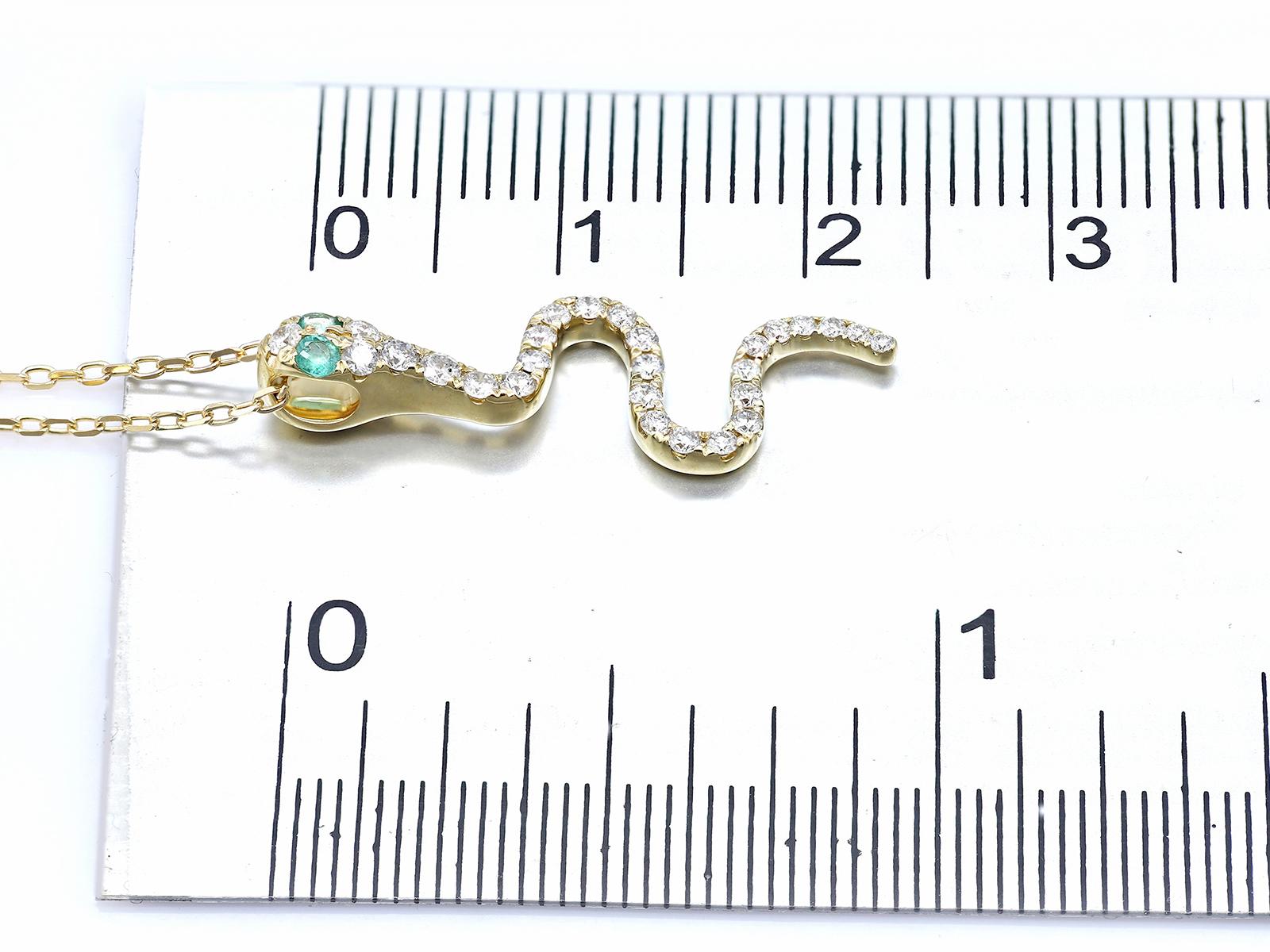Collier pendentif serpent en or jaune 14KT avec diamants et émeraudes en vente 2