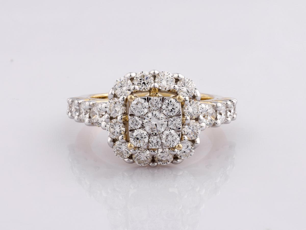 Cette exquise bague à diamants en or jaune 14KT présente une beauté intemporelle avec un double halo, méticuleusement serti de 29 diamants naturels de taille brillant totalisant 2,06 carats. Le bracelet en or jaune rehausse l'éclat de chaque