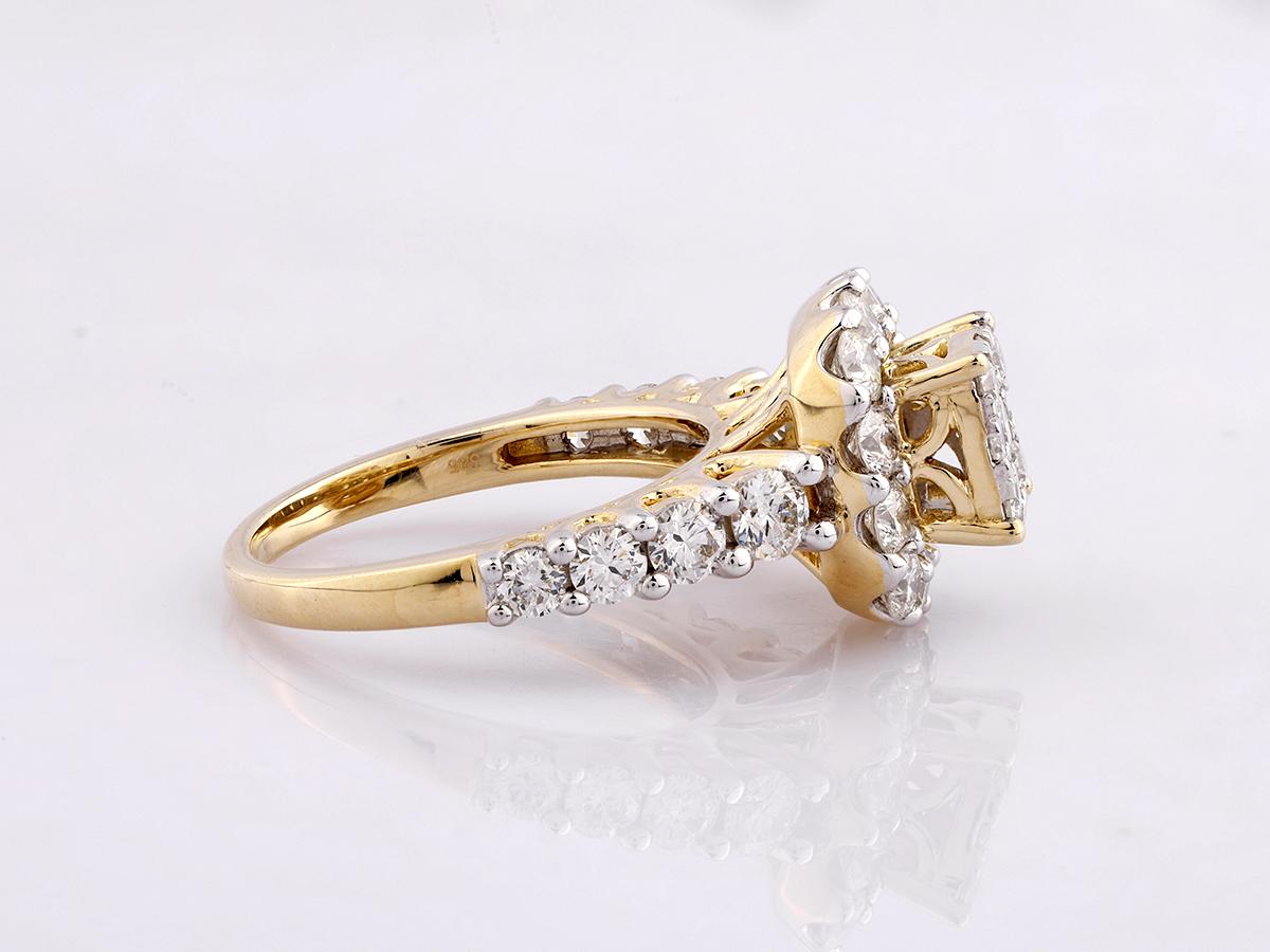 Bague en or jaune 14KT avec grappe de diamants - 2,06 carats certifiés IGI en vente 2