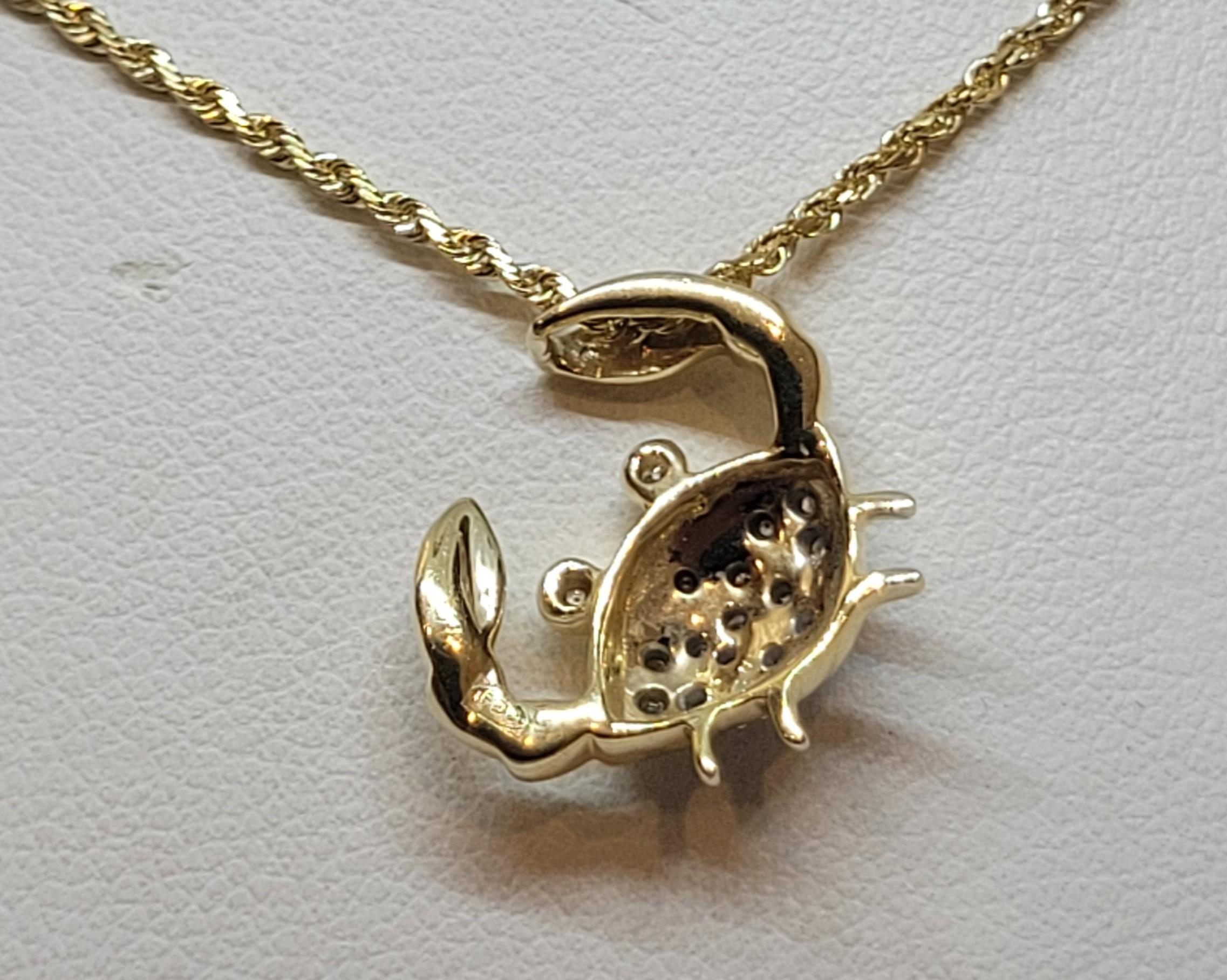 Taglio rotondo Ciondolo a forma di granchio in oro giallo 14kt con diamante .20cttw Catena da 16 pollici e 1 mm 4,2 grammi in vendita