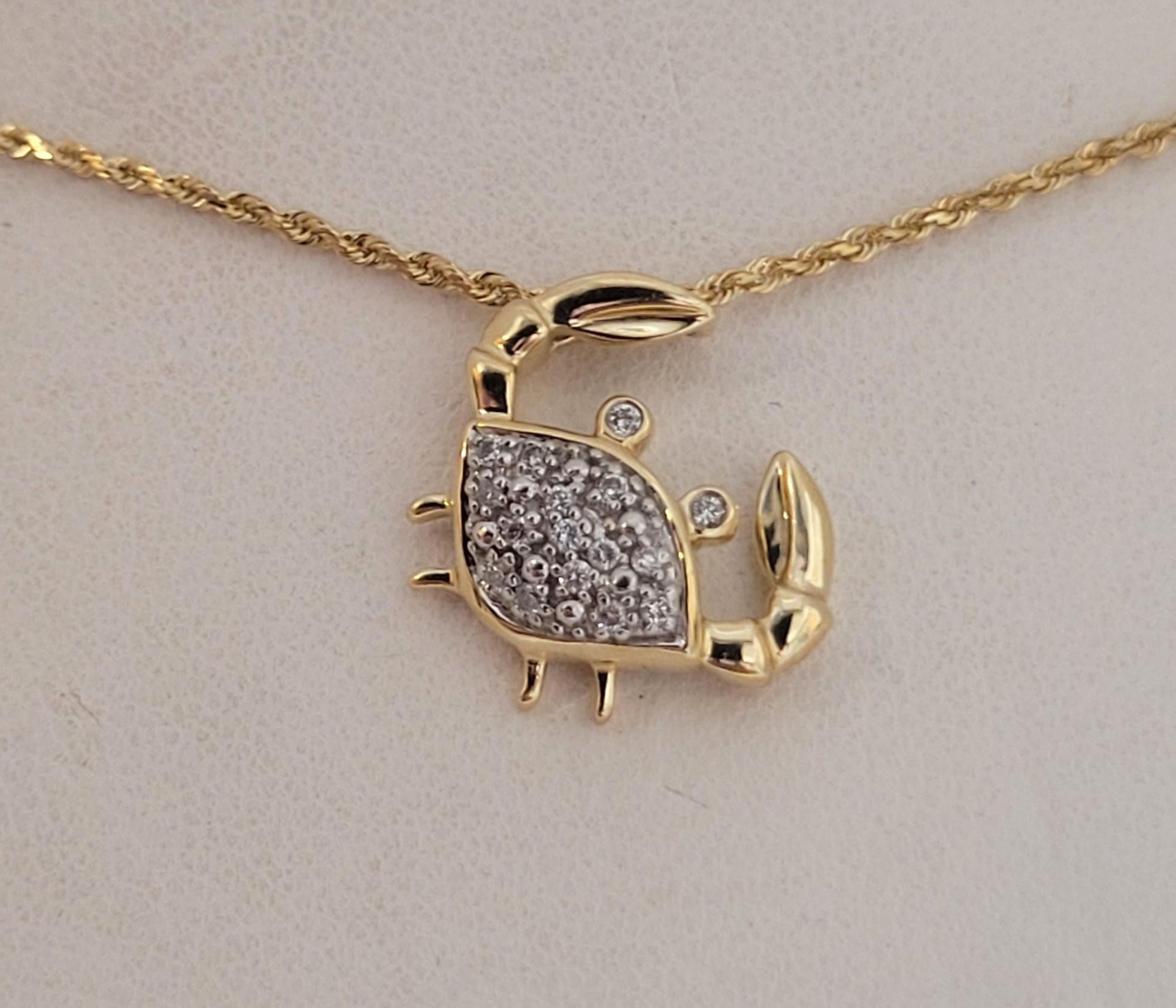 Ciondolo a forma di granchio in oro giallo 14kt con diamante .20cttw Catena da 16 pollici e 1 mm 4,2 grammi In condizioni buone in vendita a San Diego, CA