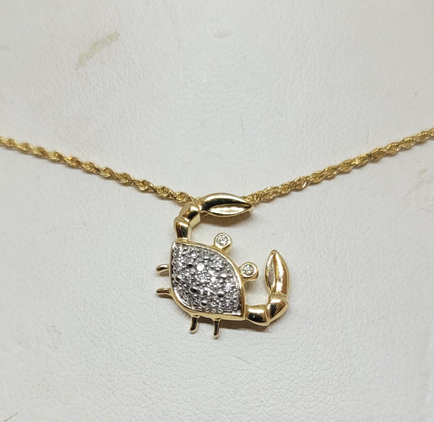 da uomo o donna Ciondolo a forma di granchio in oro giallo 14kt con diamante .20cttw Catena da 16 pollici e 1 mm 4,2 grammi in vendita