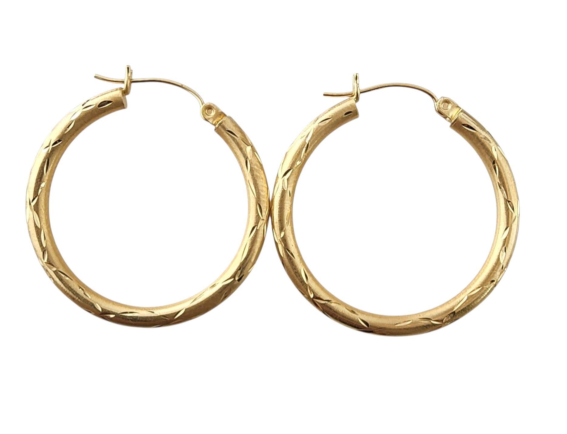 Boucles d'oreilles en or jaune 14kt avec diamants

Ces anneaux en or sont dotés d'une finition éblouissante en forme de diamant qui reflète magnifiquement la lumière pour un éclat radieux à chaque tour.

Poinçon : D 14k

Poids : 2.1g /
