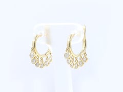 Orecchini a cerchio Huggie con diamante pendente in oro giallo 14KT