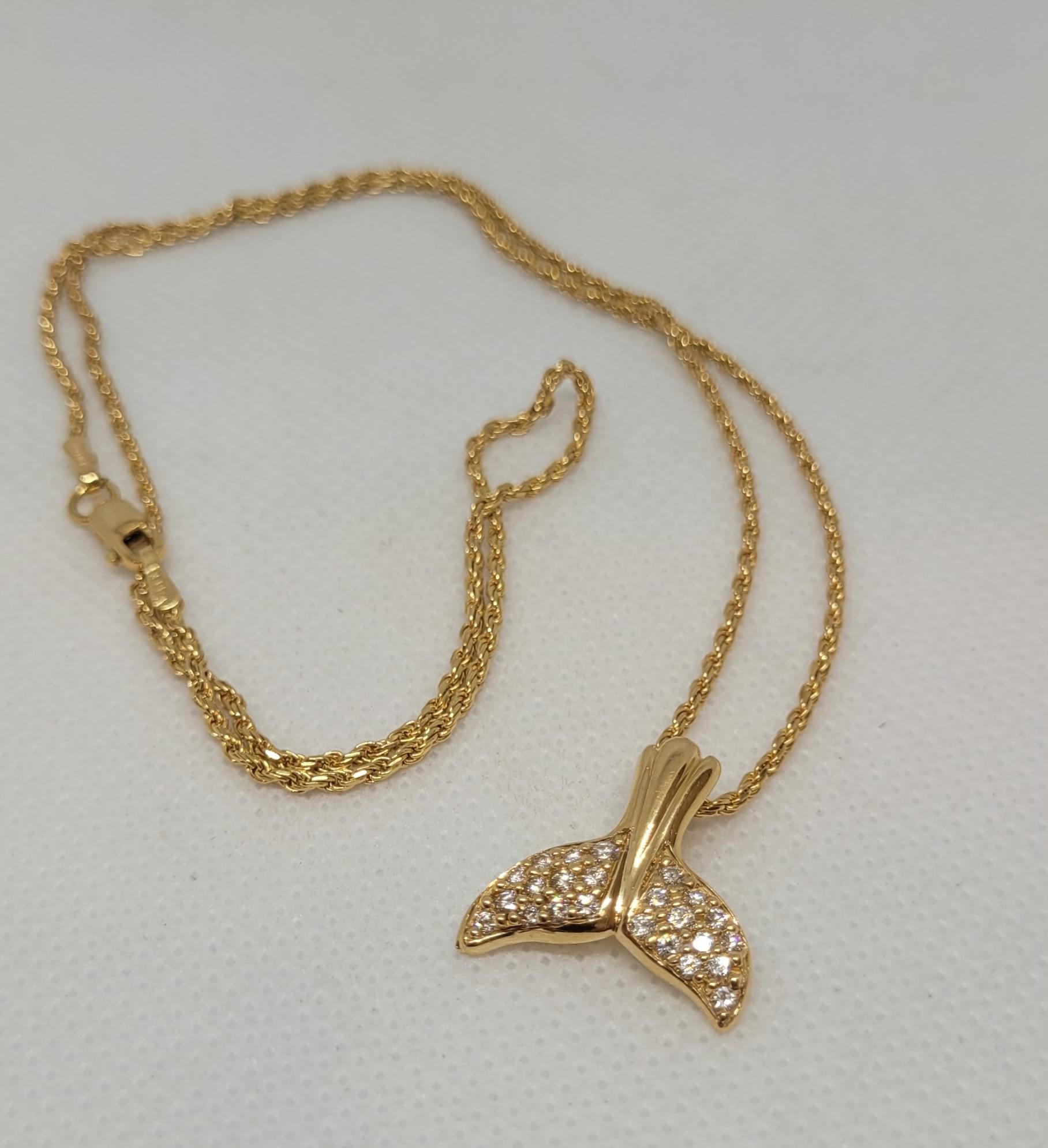 Pendentif en or jaune 14kt en forme de nageoire de dauphin orné de vingt-quatre diamants ronds de taille brillant d'un poids total d'environ 0,35 carats. Les diamants sont sertis en perles, avec un grade de couleur F/G et un grade de clarté VS. Le