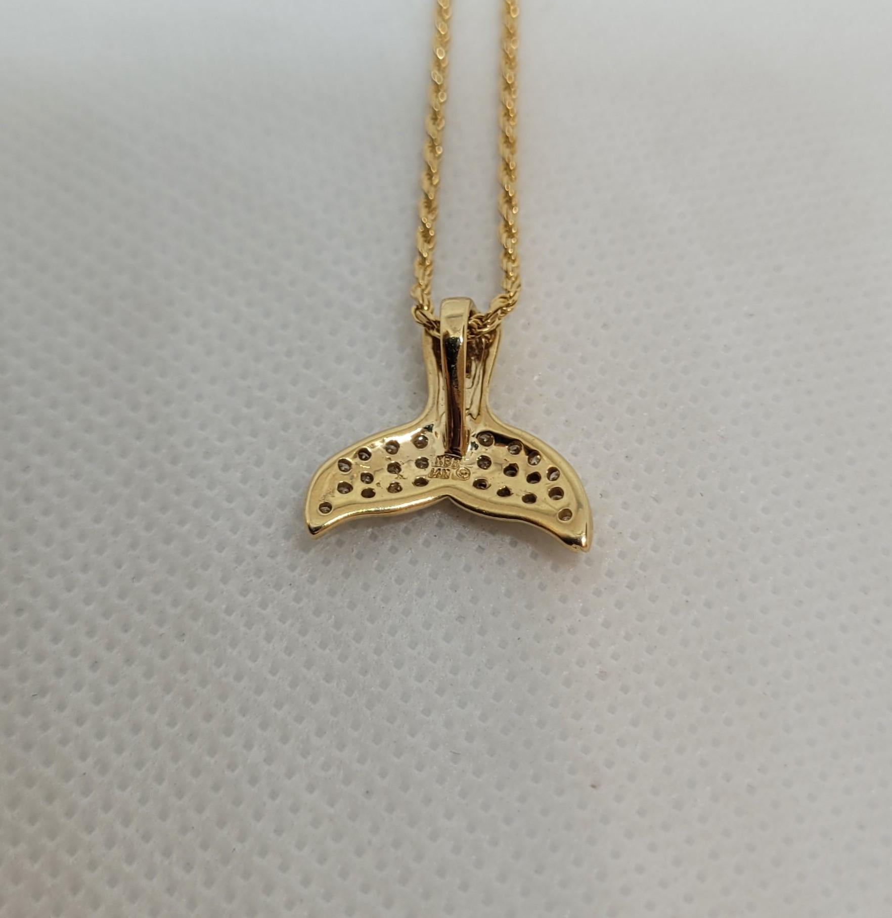 Taille ronde Pendentif d'aileron de dauphin en or jaune 14kt, .35cttw, 17mm x 16.3mm, F/G VS en vente