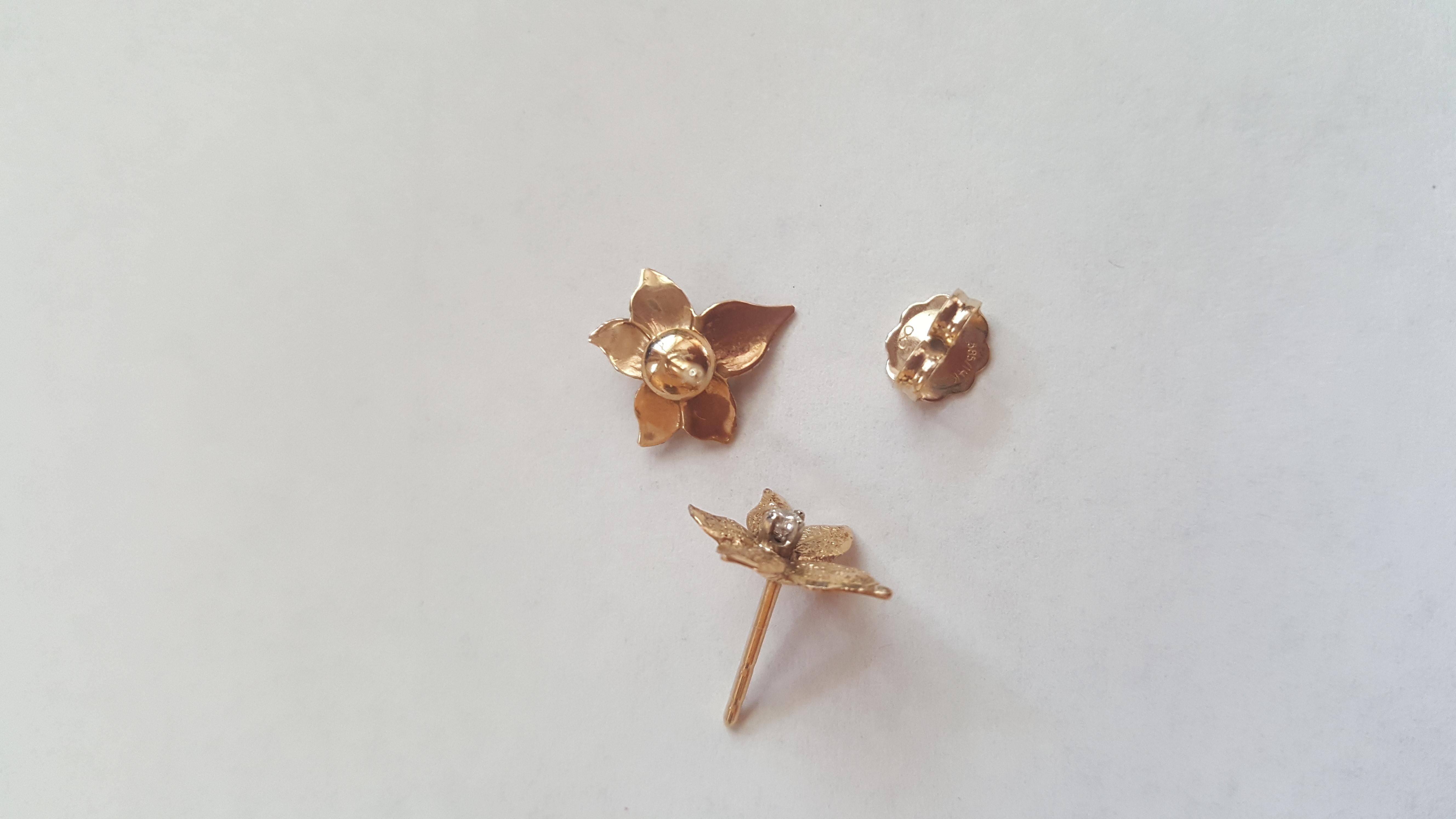 Taille ronde Boucles d'oreilles en or jaune 14 carats et diamants, motif floral en forme de feuille, poteau Friction Post en vente