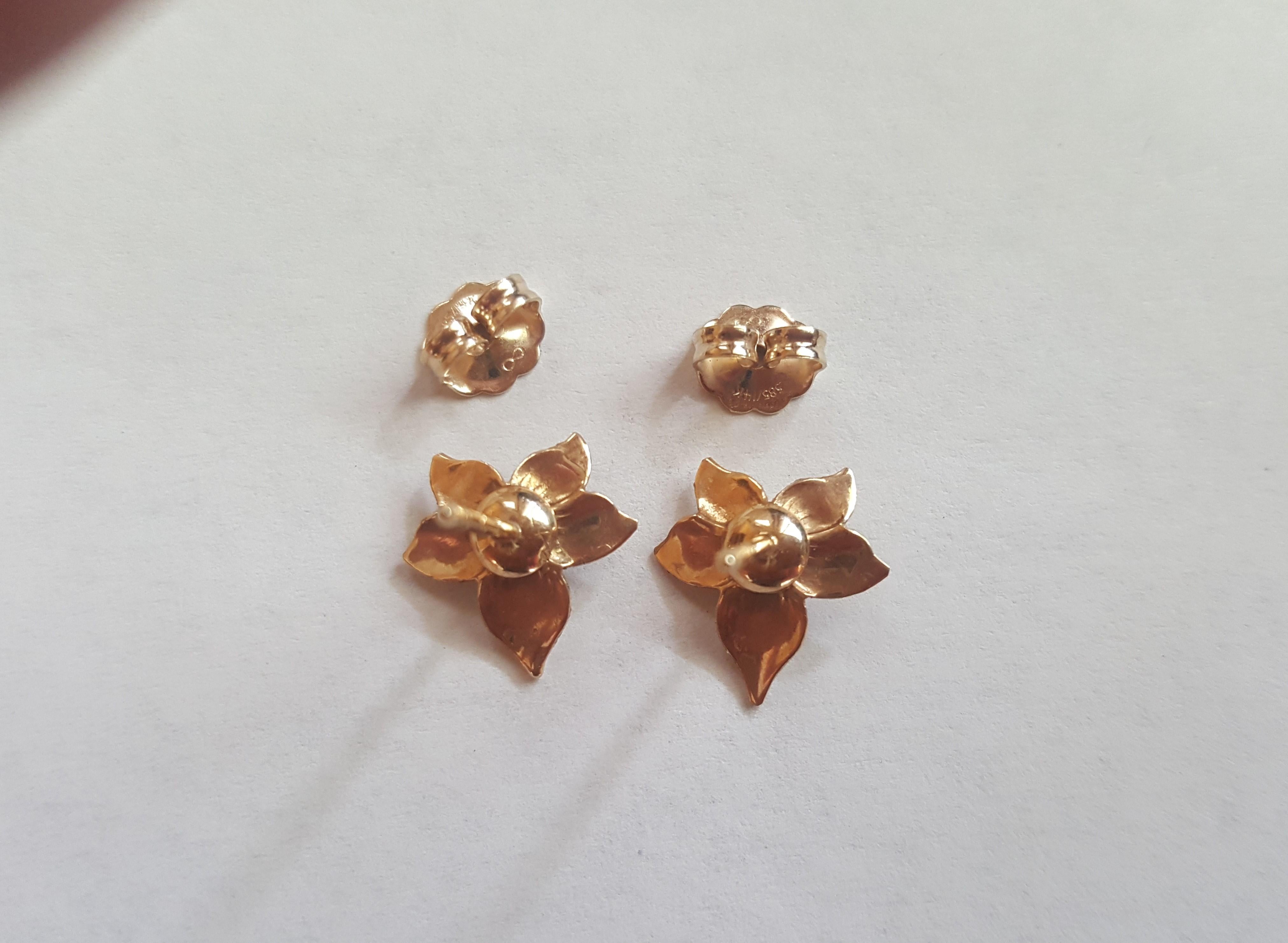 Boucles d'oreilles en or jaune 14 carats et diamants, motif floral en forme de feuille, poteau Friction Post Bon état - En vente à Rancho Santa Fe, CA