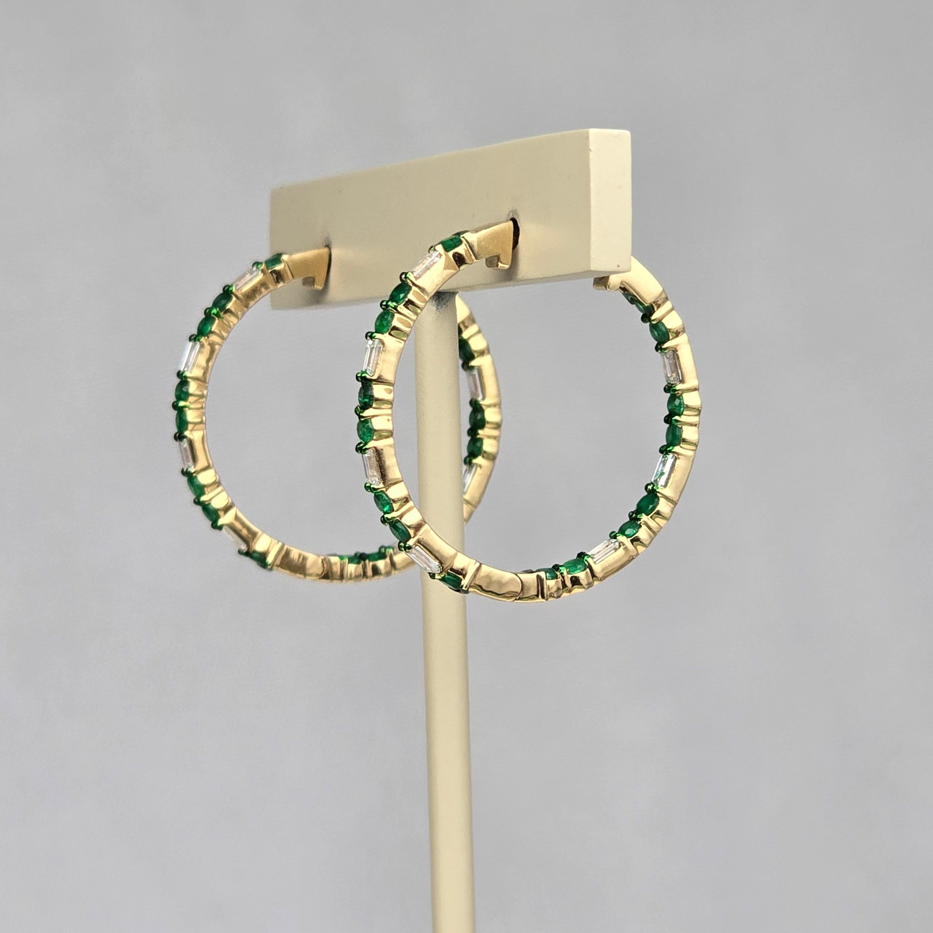 Taglio brillante Orecchini a cerchio in oro giallo 14KT con diamanti e smeraldi in vendita