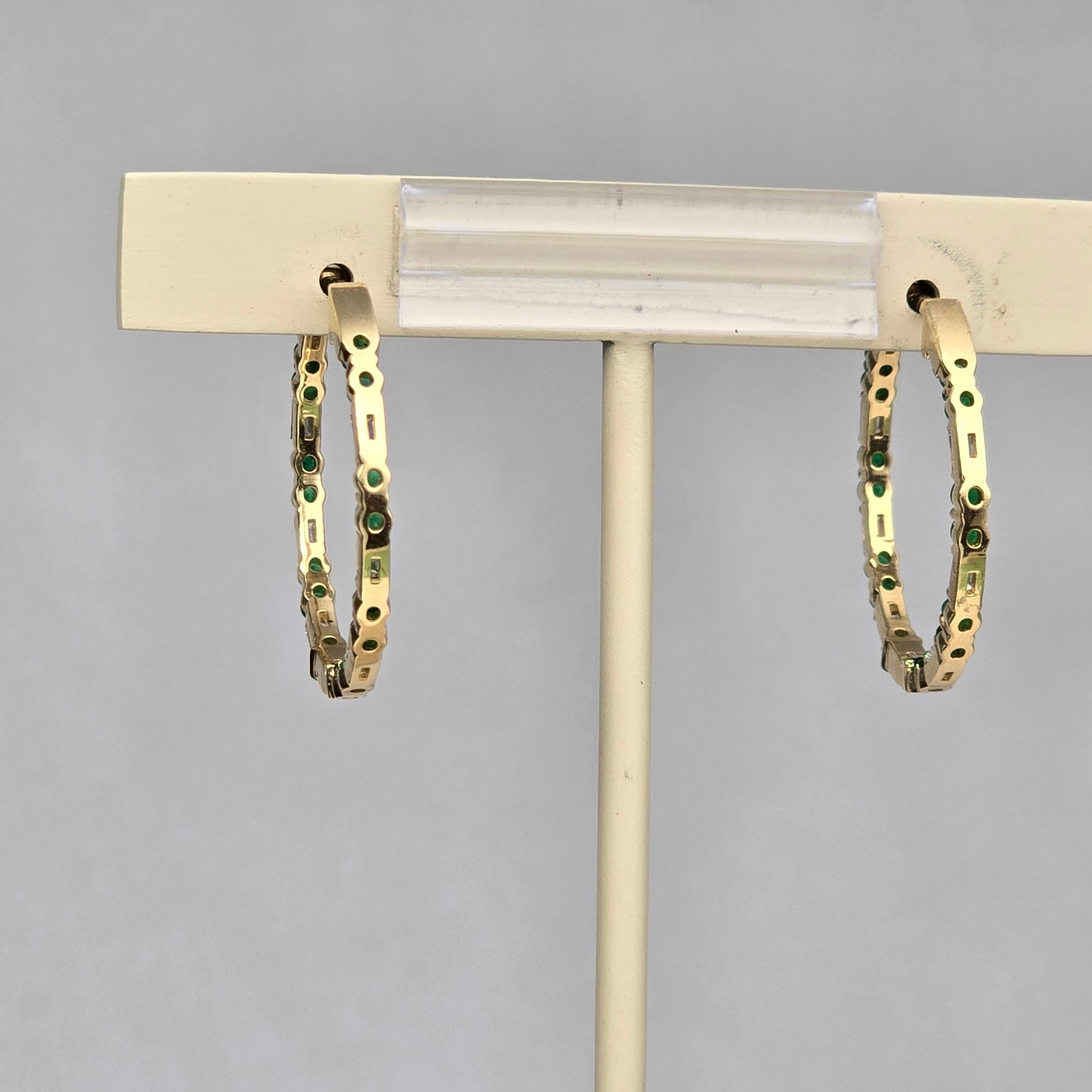 da uomo o donna Orecchini a cerchio in oro giallo 14KT con diamanti e smeraldi in vendita