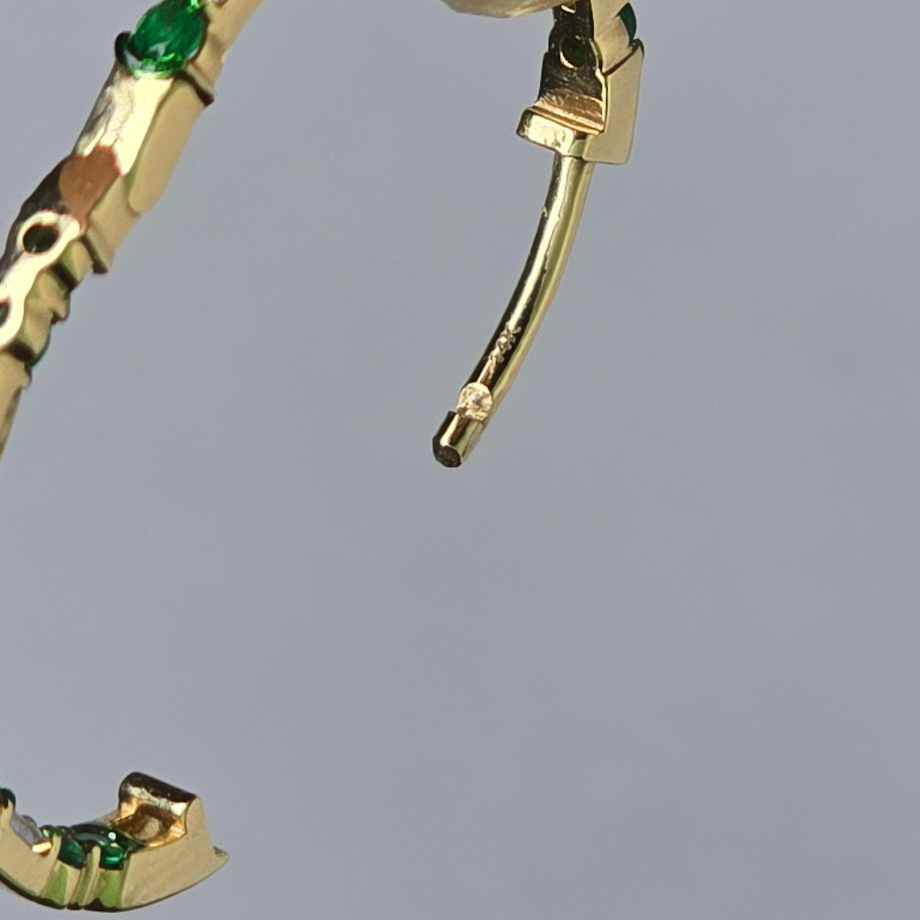 Orecchini a cerchio in oro giallo 14KT con diamanti e smeraldi in vendita 1